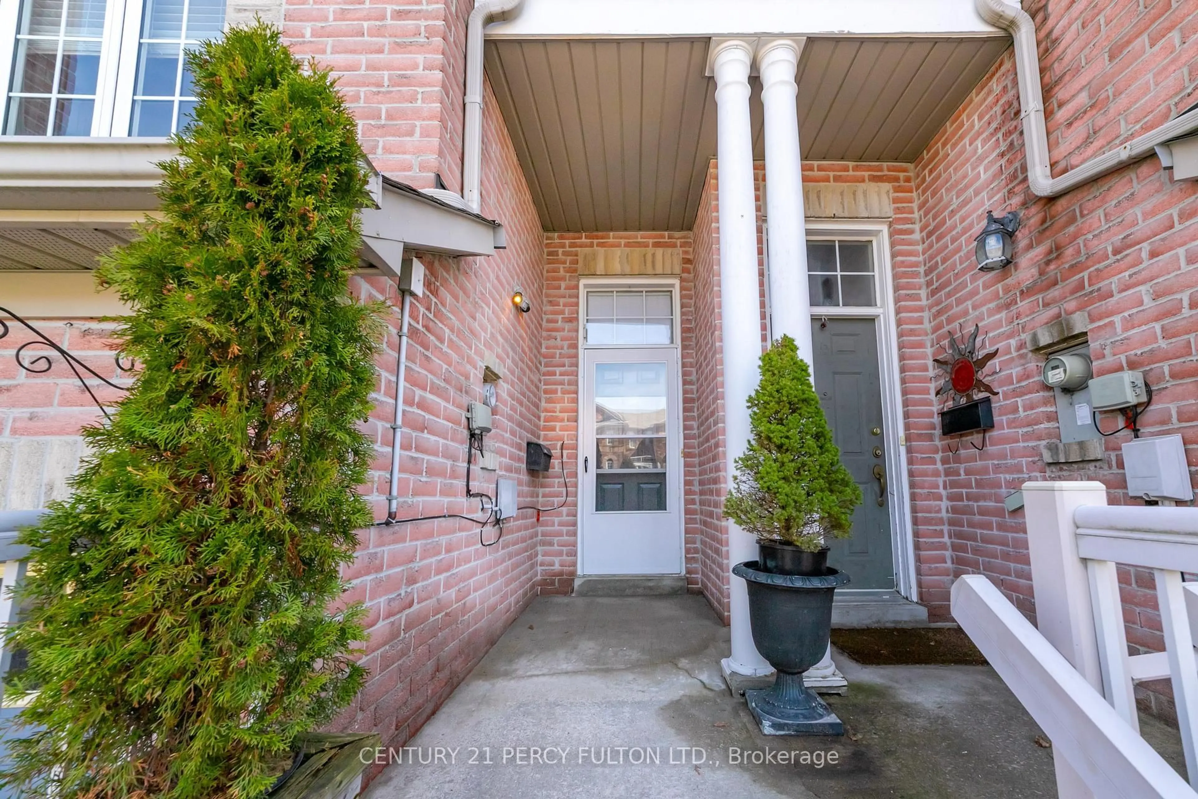 Indoor entryway for 65 Conn Smythe Dr, Toronto Ontario M1J 3P6