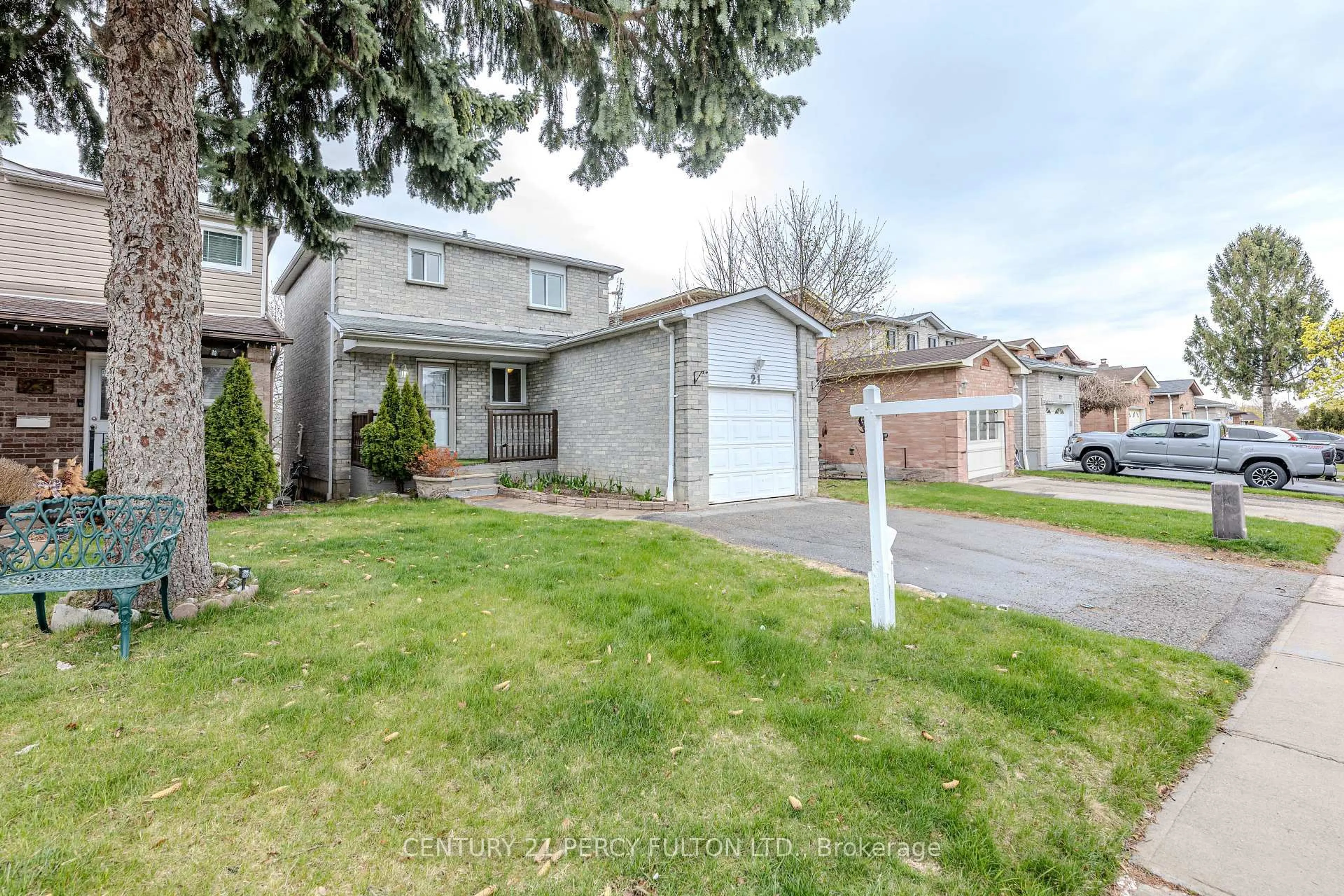 A pic from outside/outdoor area/front of a property/back of a property/a pic from drone, street for 21 Trawley Cres, Ajax Ontario L1S 5Y7