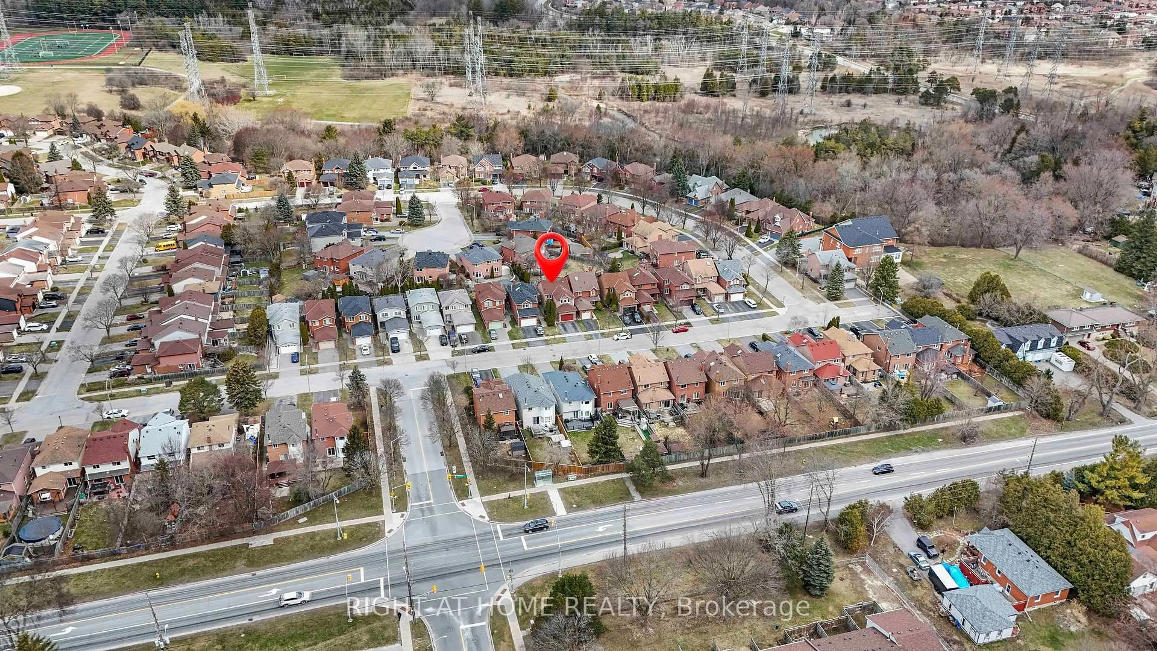 A pic from outside/outdoor area/front of a property/back of a property/a pic from drone, street for 2528 Parkdale St, Pickering Ontario L1X 2P4
