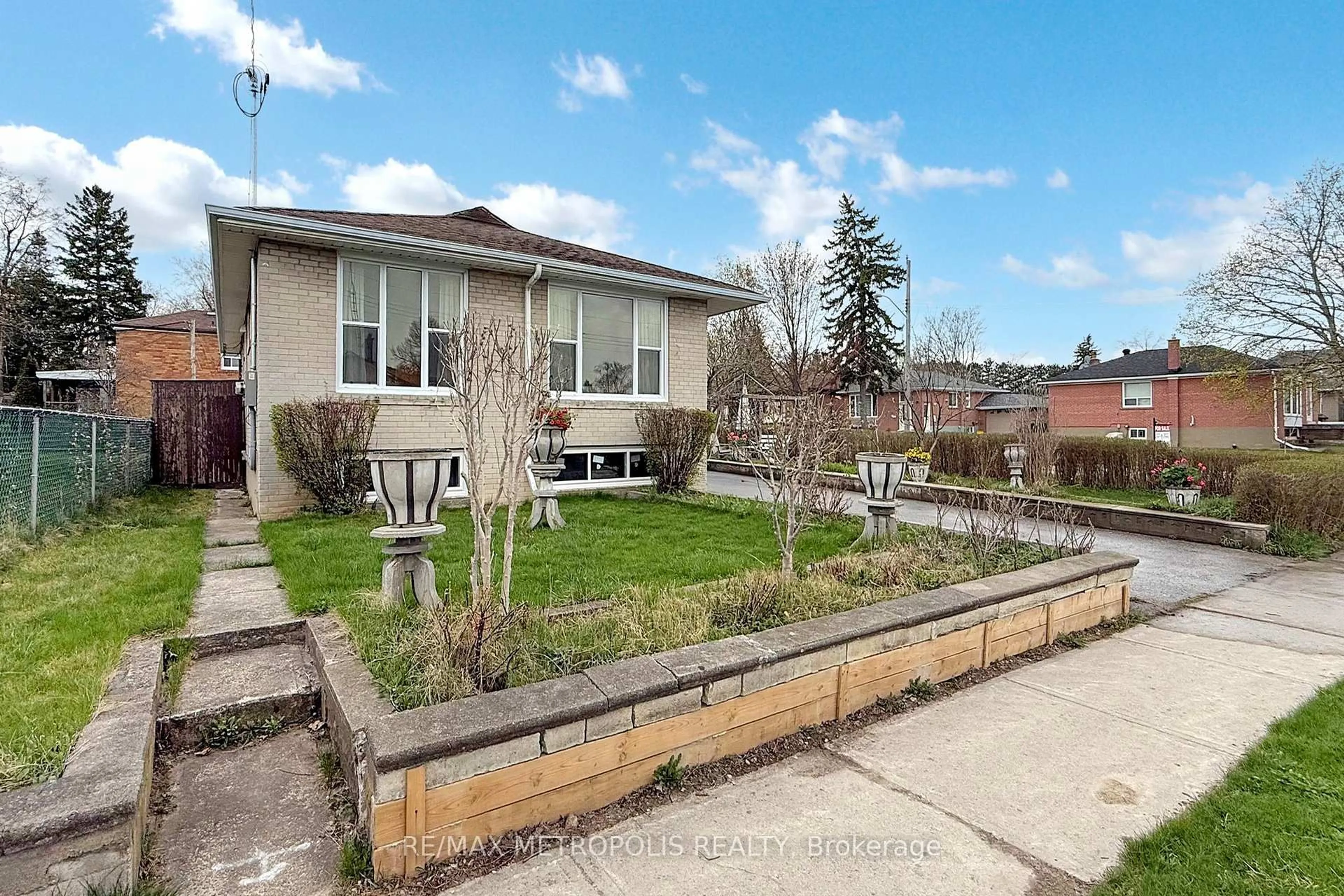 A pic from outside/outdoor area/front of a property/back of a property/a pic from drone, street for 19 Tremely Cres, Toronto Ontario M1K 3Y6