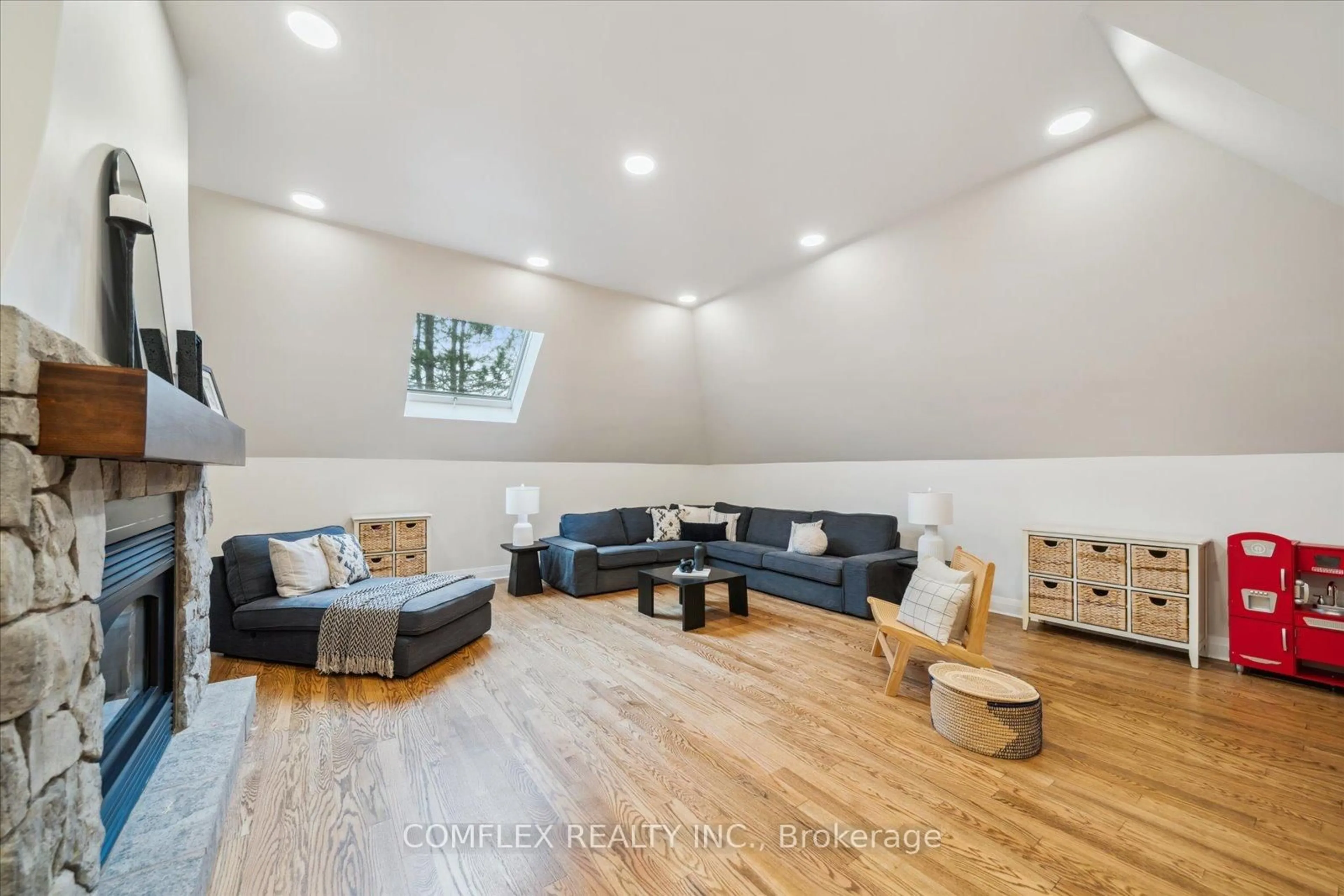 Living room with furniture, wood/laminate floor for 2 TAUNUS Crt, Clarington Ontario L1C 4H5