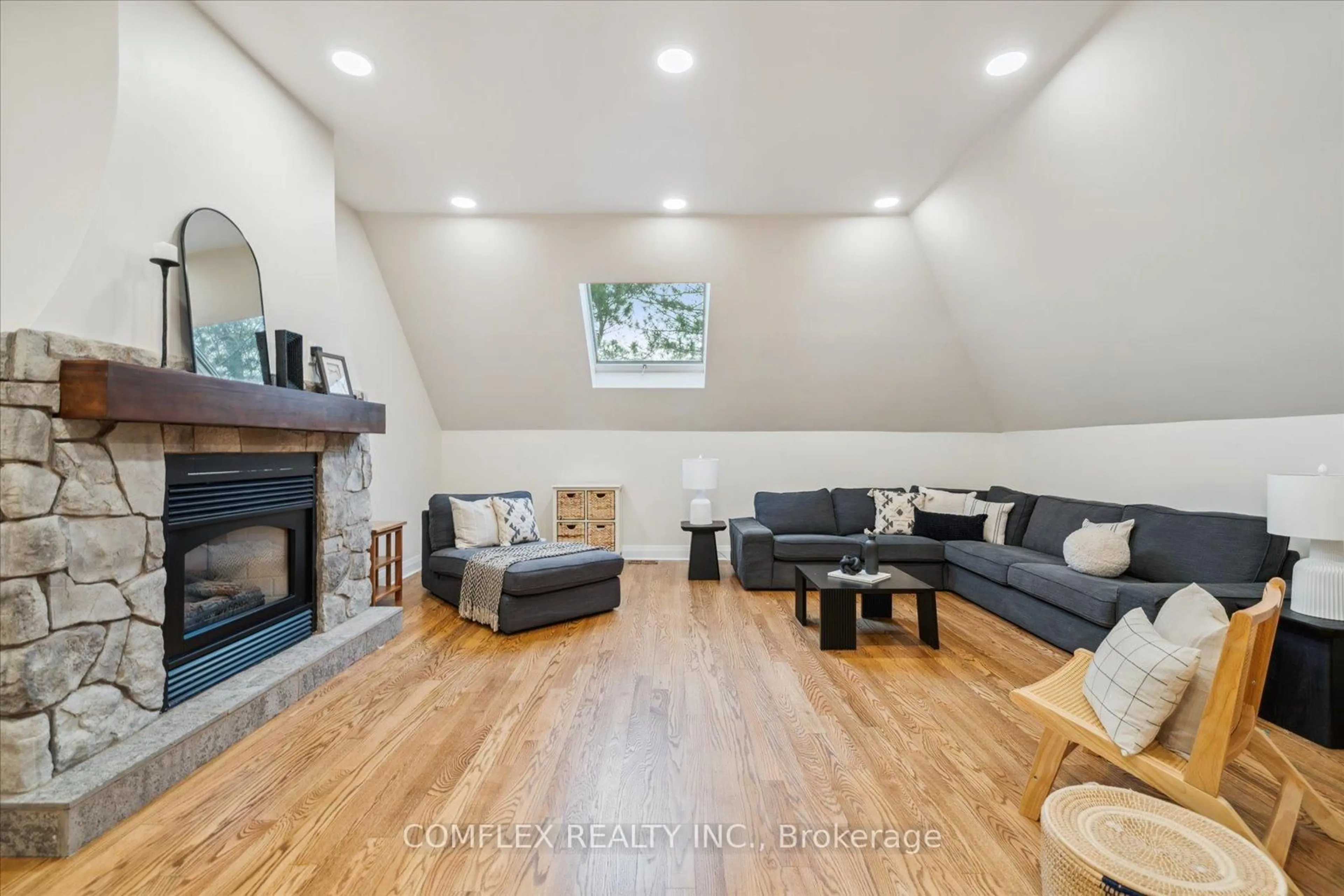 Living room with furniture, unknown for 2 TAUNUS Crt, Clarington Ontario L1C 4H5