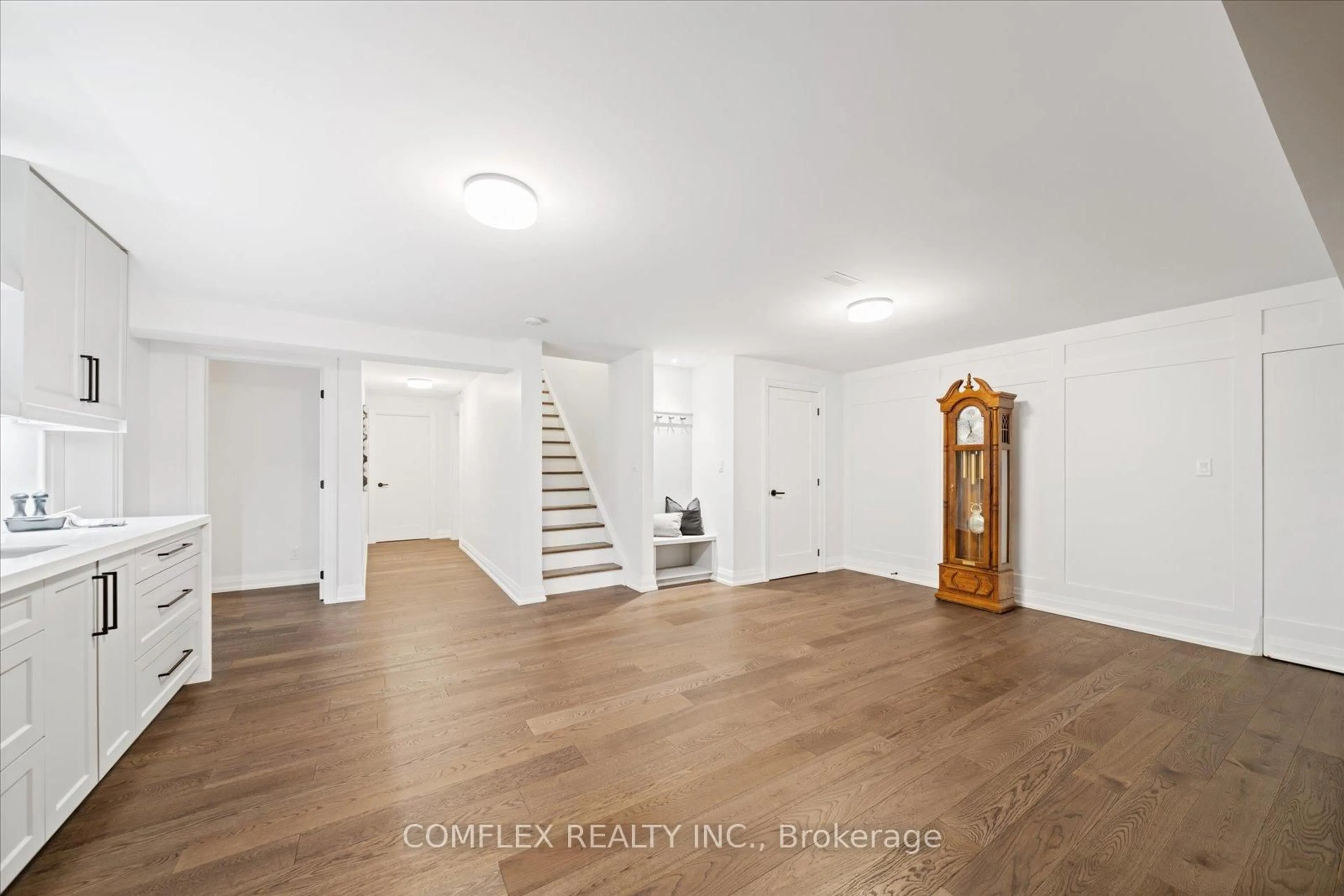 Indoor entryway for 2 TAUNUS Crt, Clarington Ontario L1C 4H5
