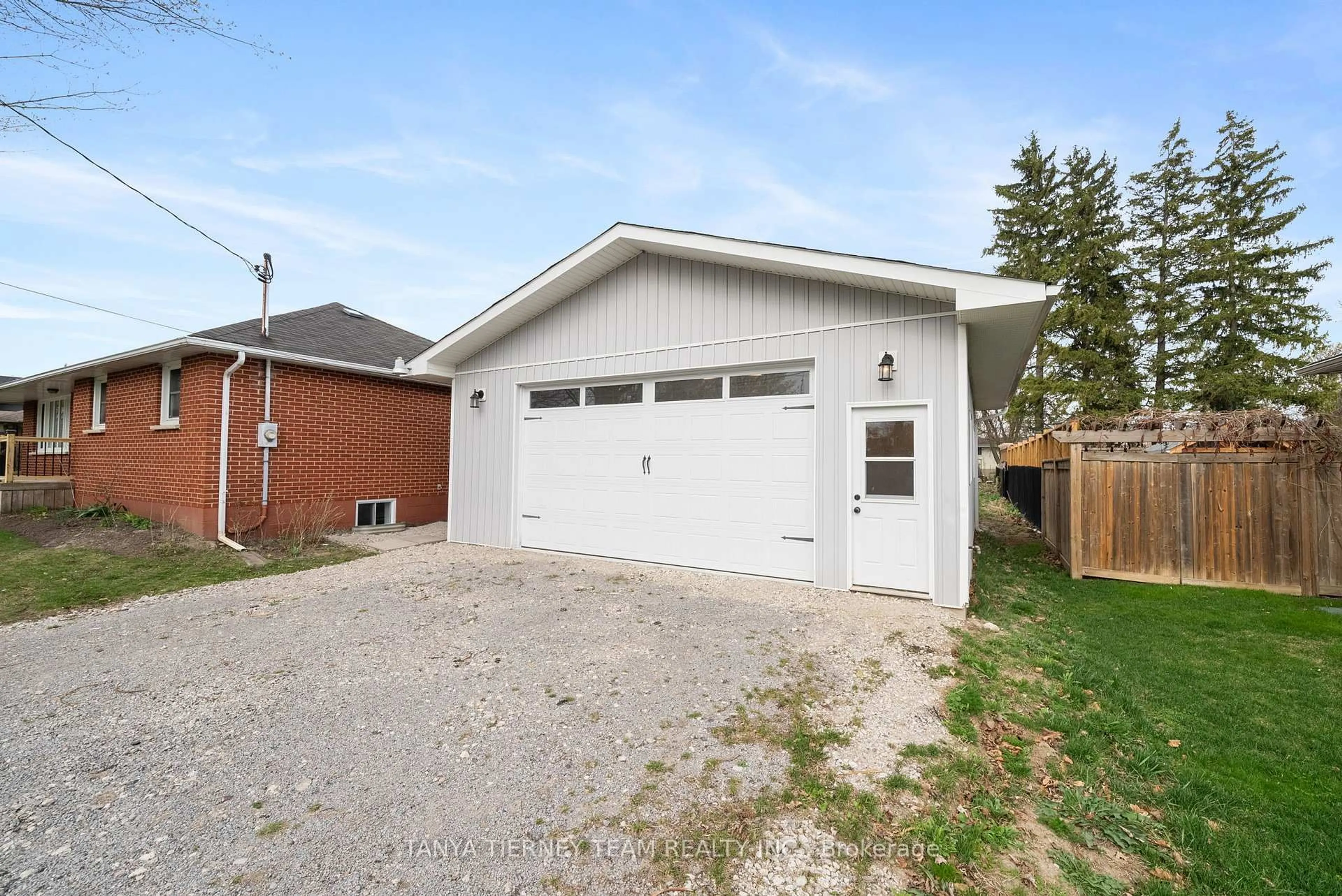 Unknown for 29 Queen St, Whitby Ontario L1M 1C5