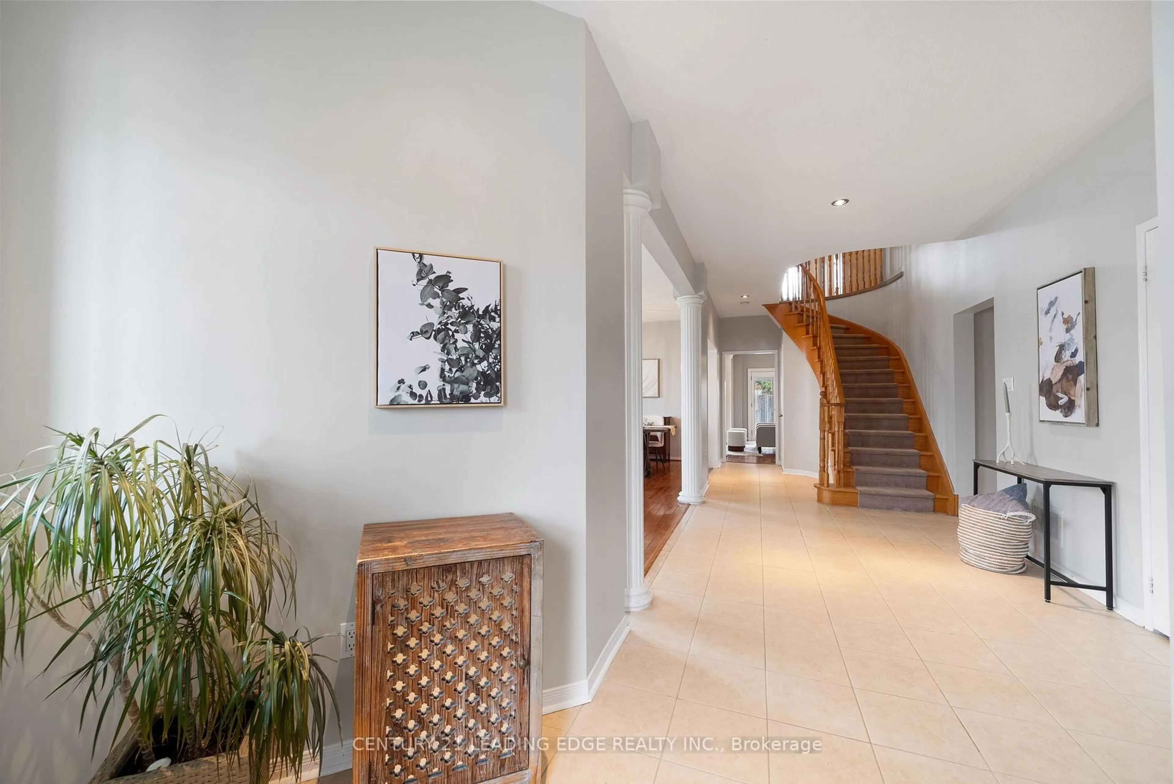 Indoor foyer for 5 Eggert Crt, Whitby Ontario L1N 9X2