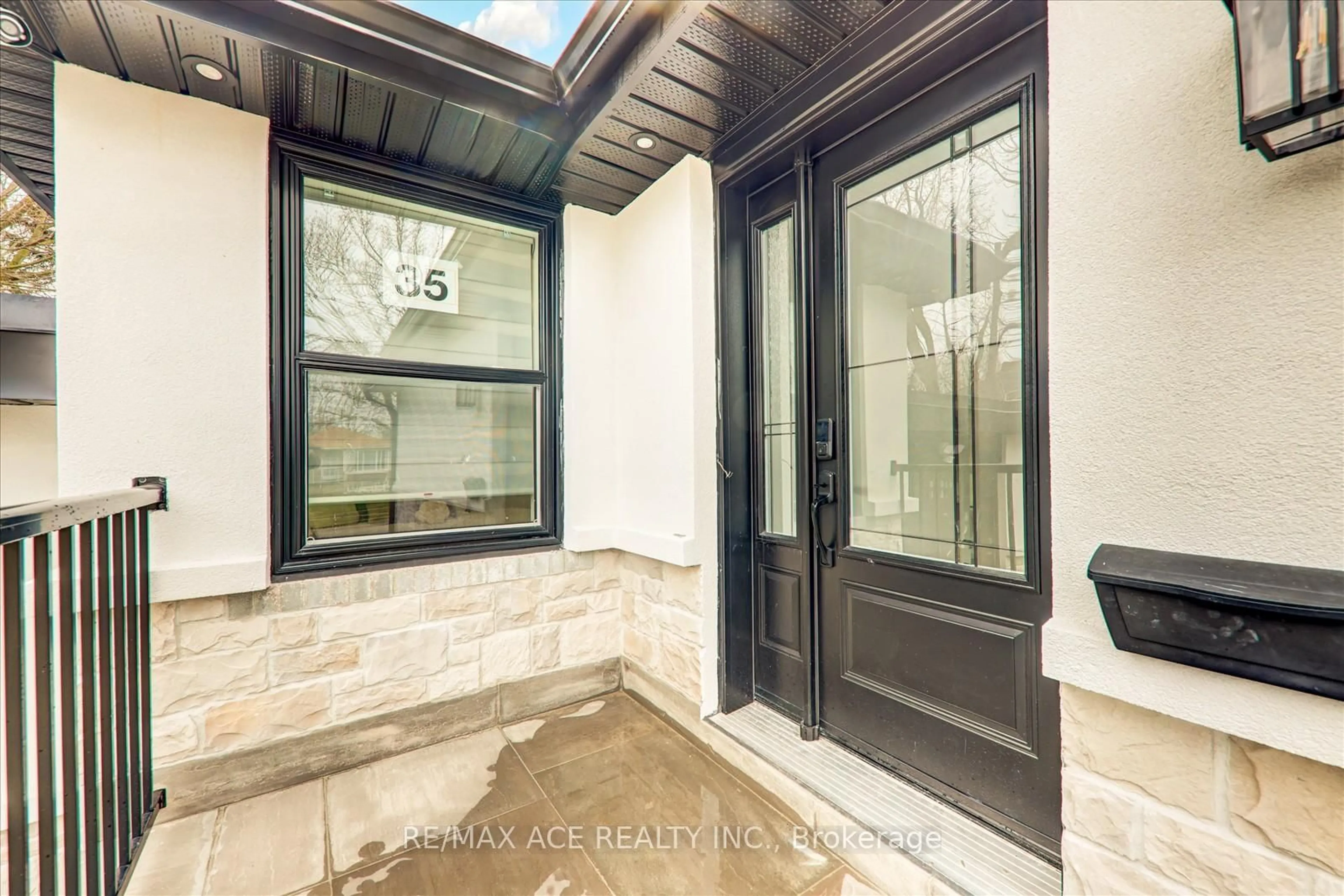 Indoor entryway for 35 Darlingside Dr, Toronto Ontario M1E 3N9