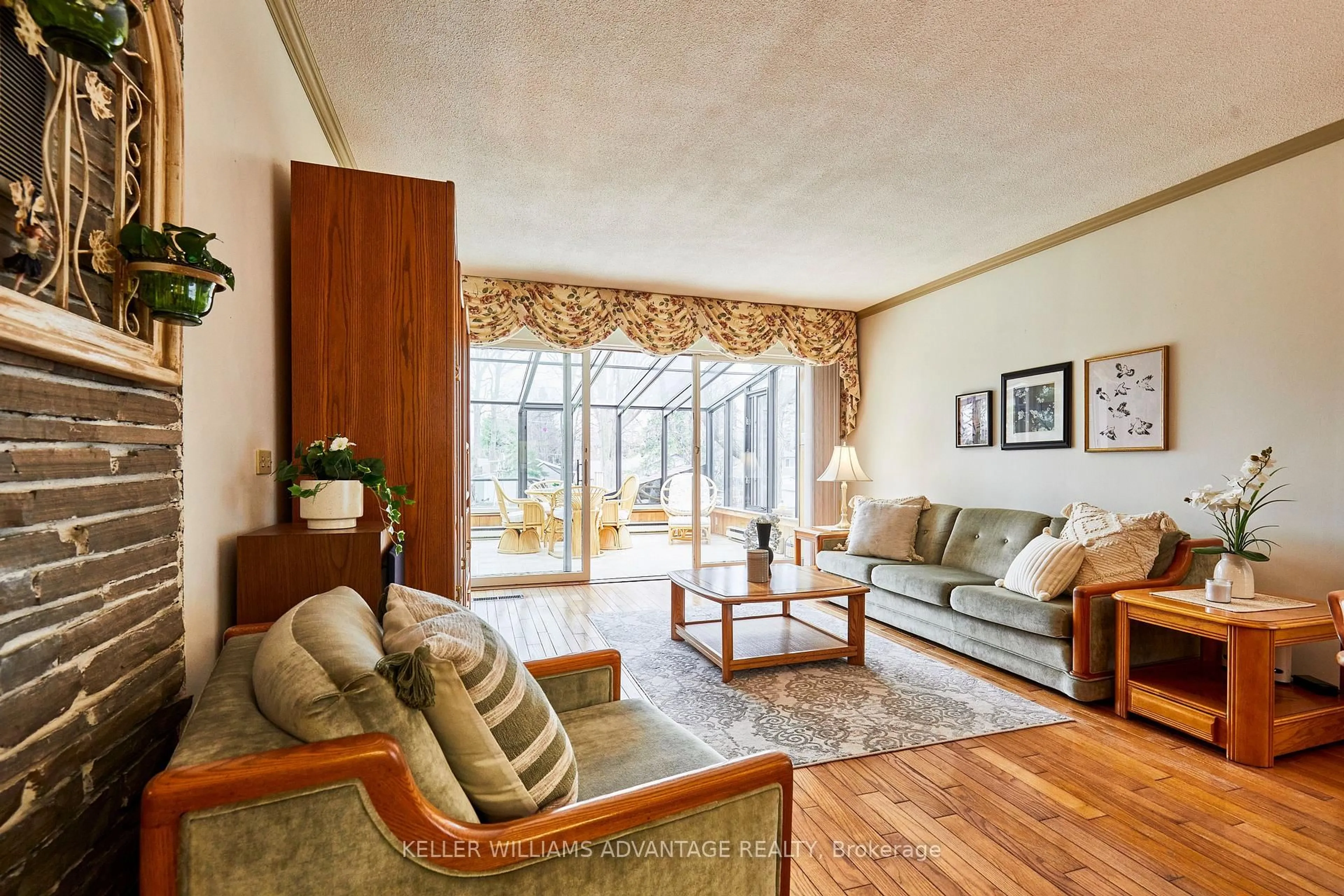 Living room with furniture, unknown for 4427 Lawrence Ave, Toronto Ontario M1E 2T6