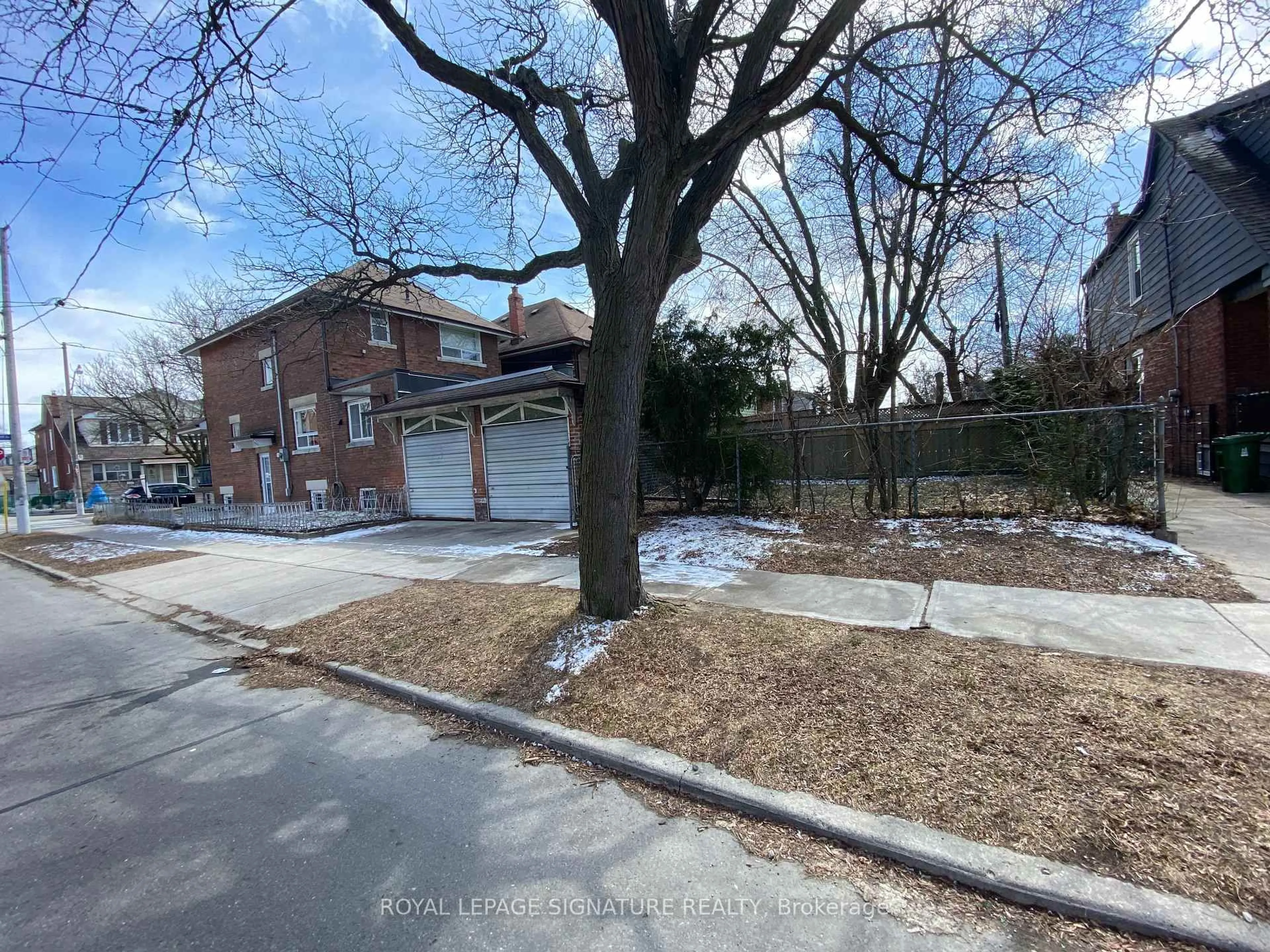 A pic from outside/outdoor area/front of a property/back of a property/a pic from drone, street for 108 Glebemount Ave, Toronto Ontario M4C 3R8
