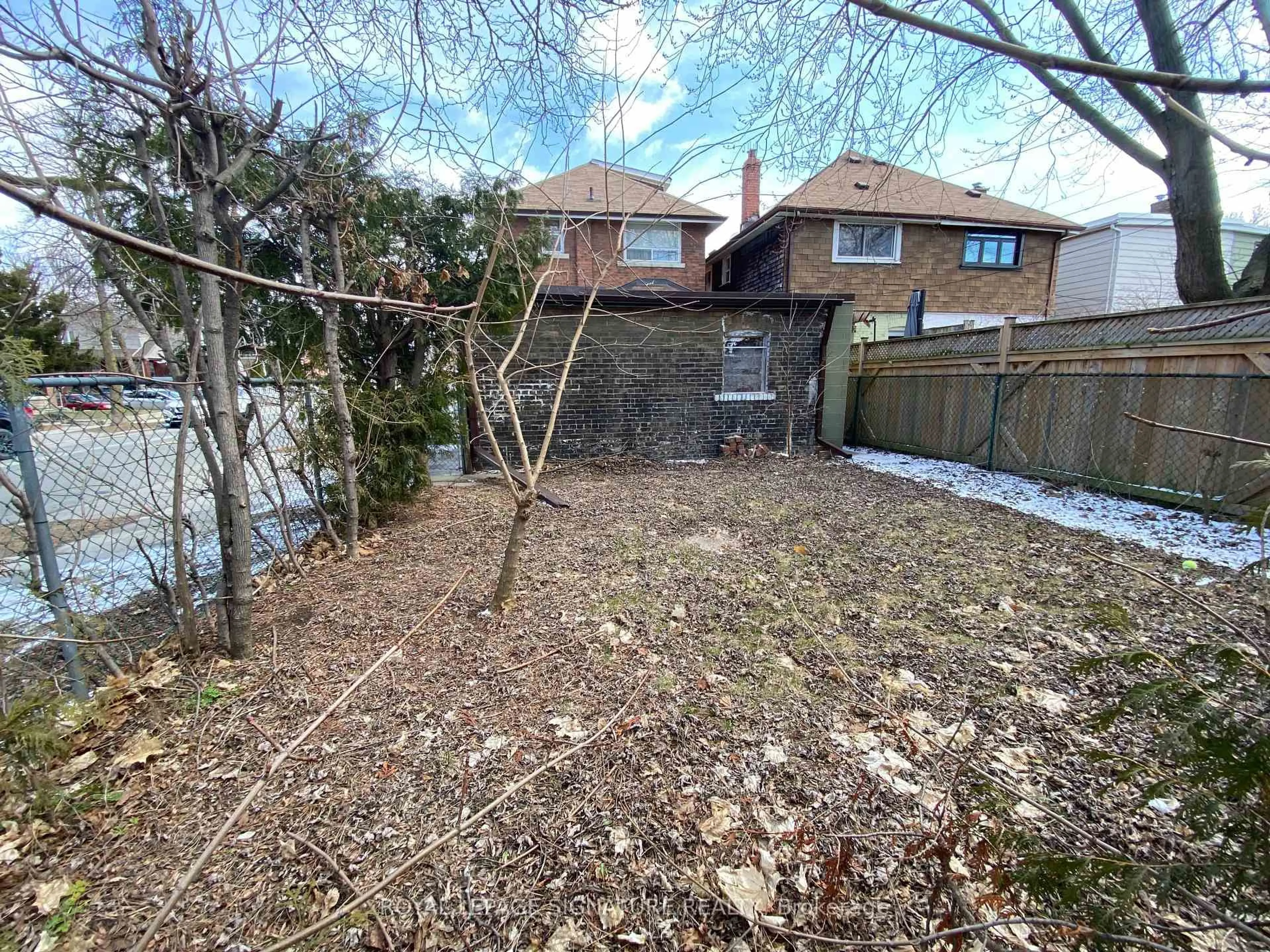 A pic from outside/outdoor area/front of a property/back of a property/a pic from drone, street for 108 Glebemount Ave, Toronto Ontario M4C 3R8