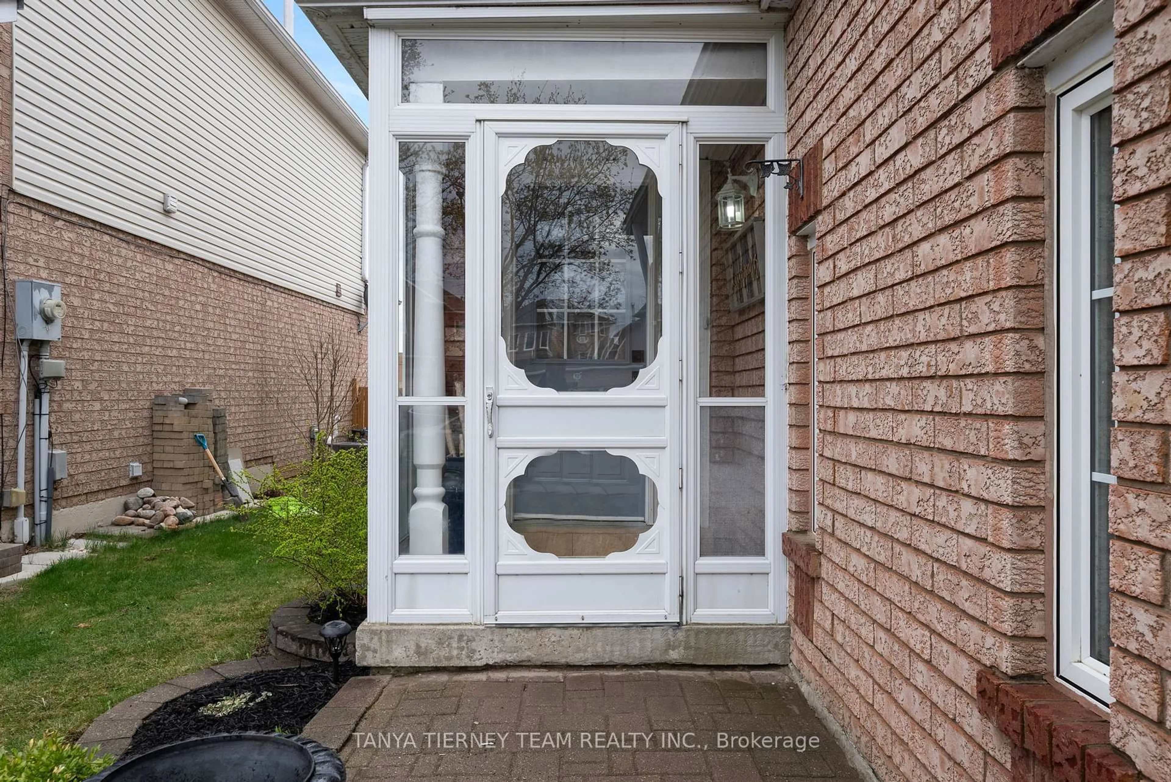 Indoor entryway for 28 Steele Valley Crt, Whitby Ontario L1R 2M3
