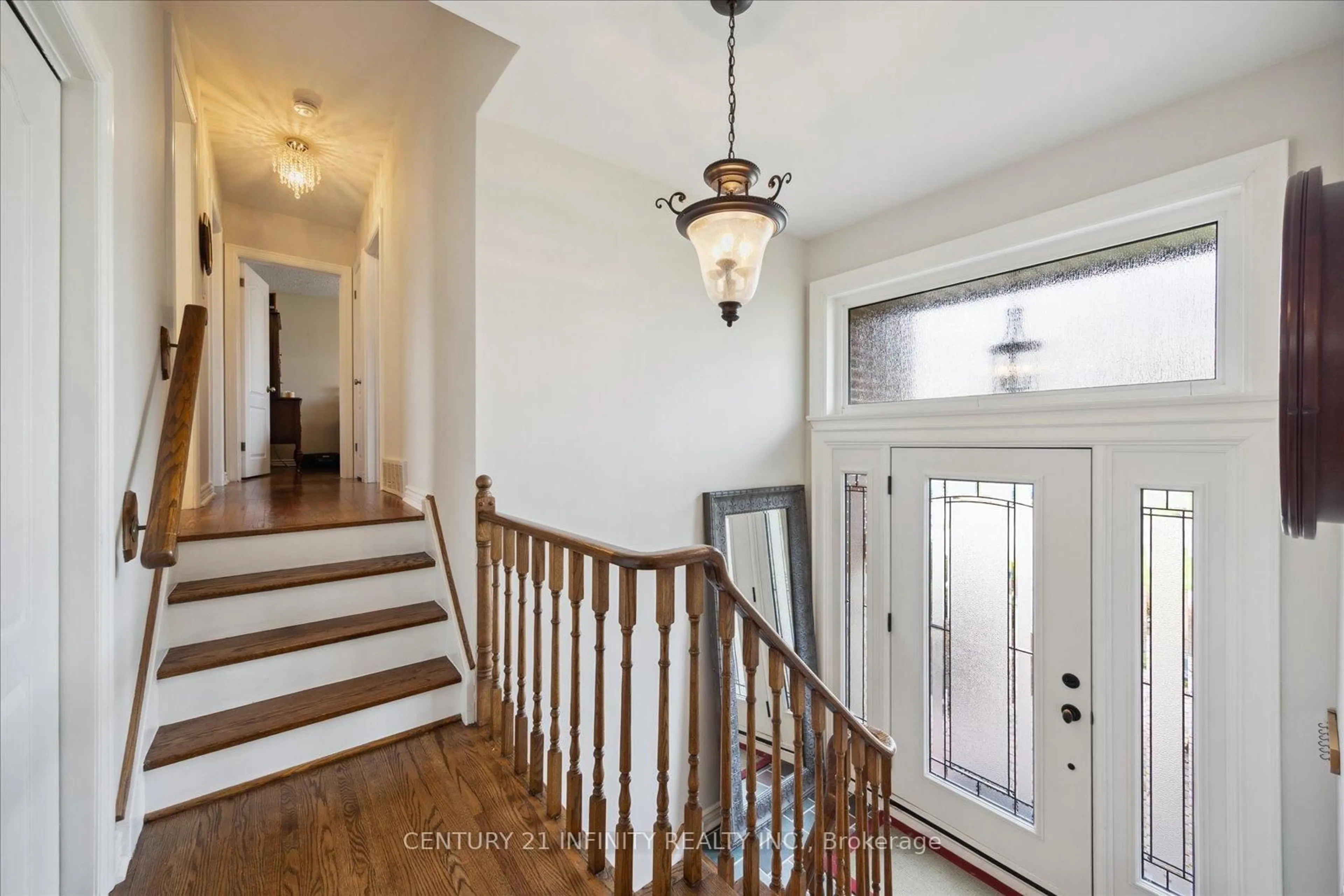 Indoor entryway for 730 Gibbons St, Oshawa Ontario L1J 5A2