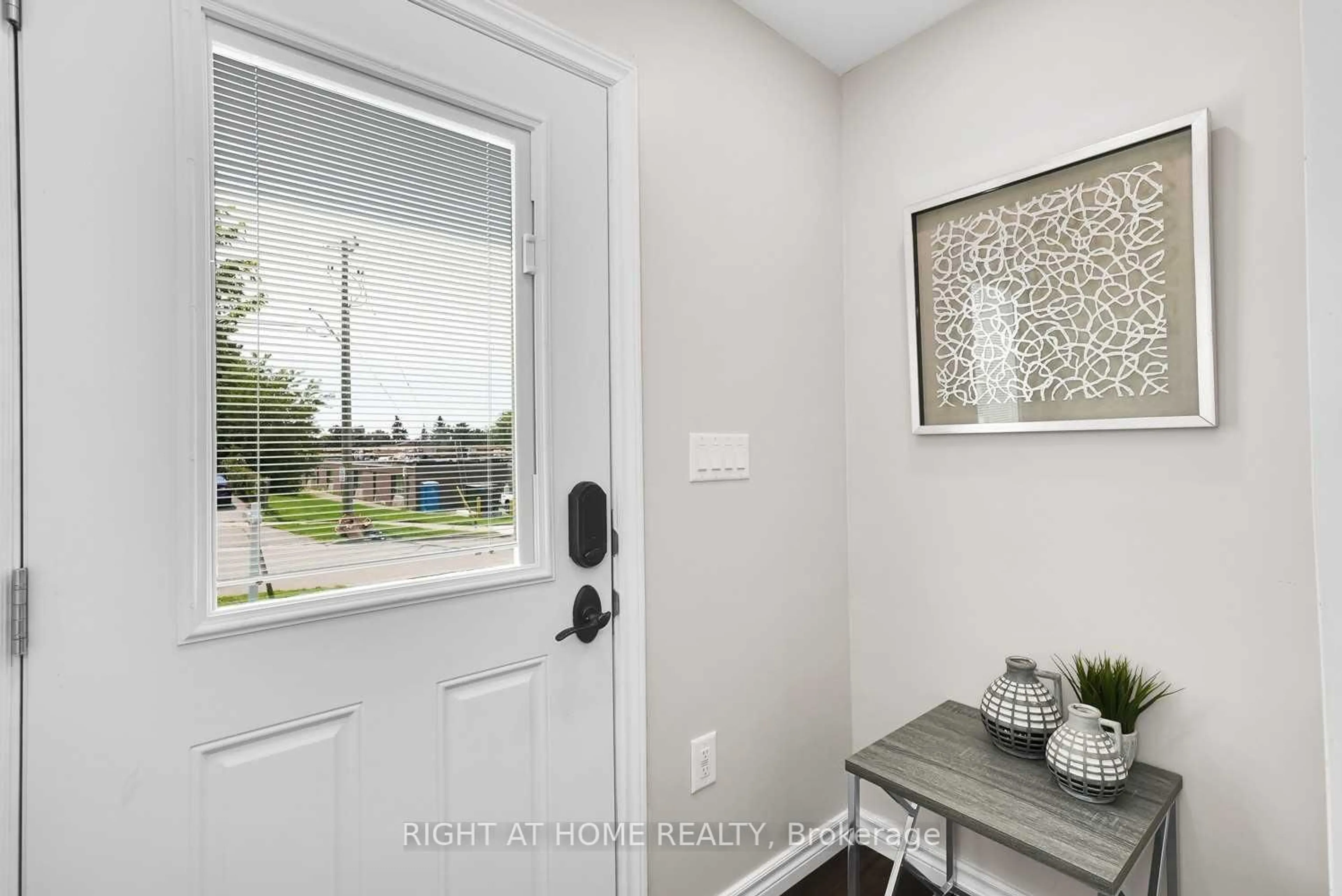 Indoor entryway for 600 Ridgeway Ave, Oshawa Ontario L1J 2W2
