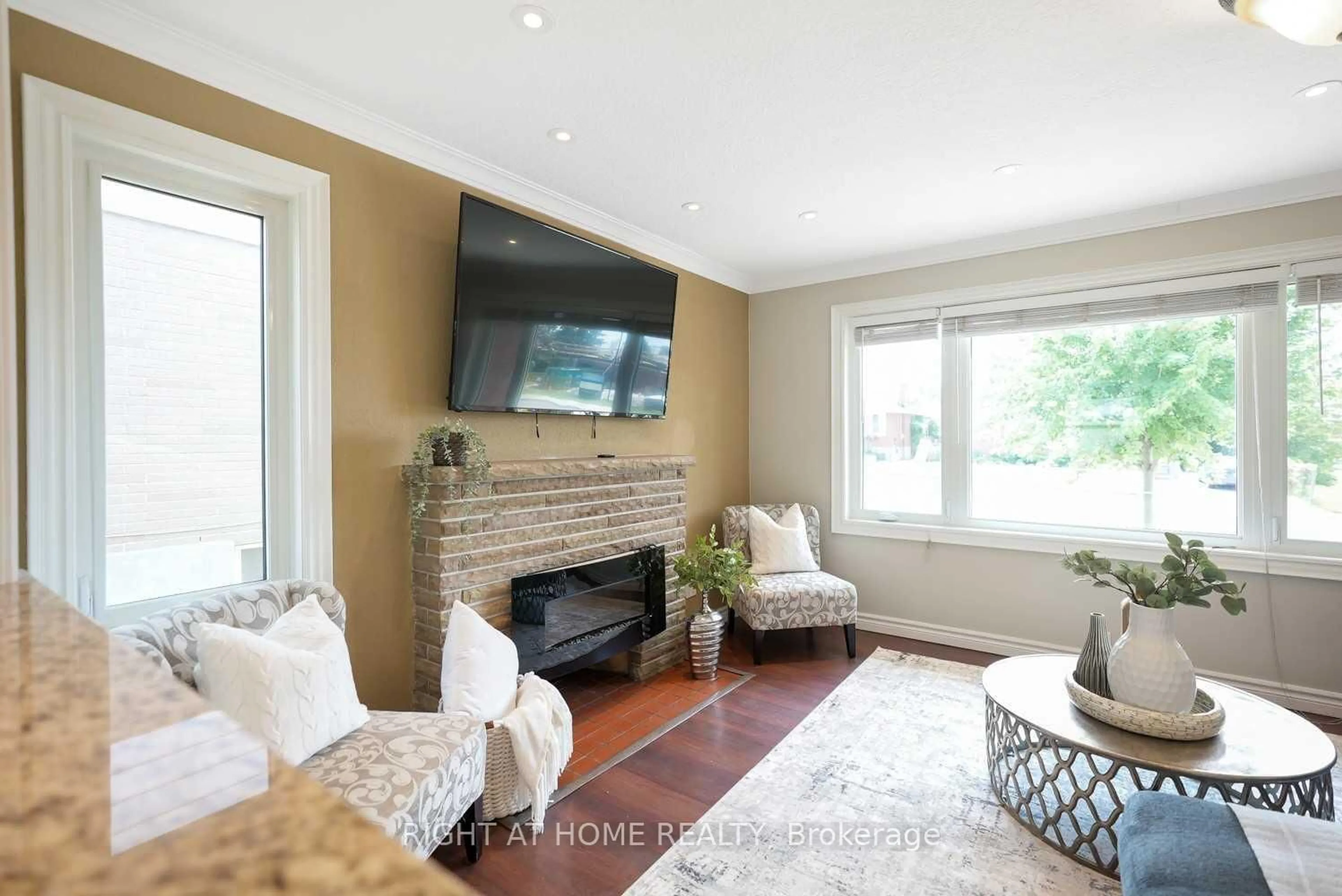 Living room with furniture, unknown for 600 Ridgeway Ave, Oshawa Ontario L1J 2W2