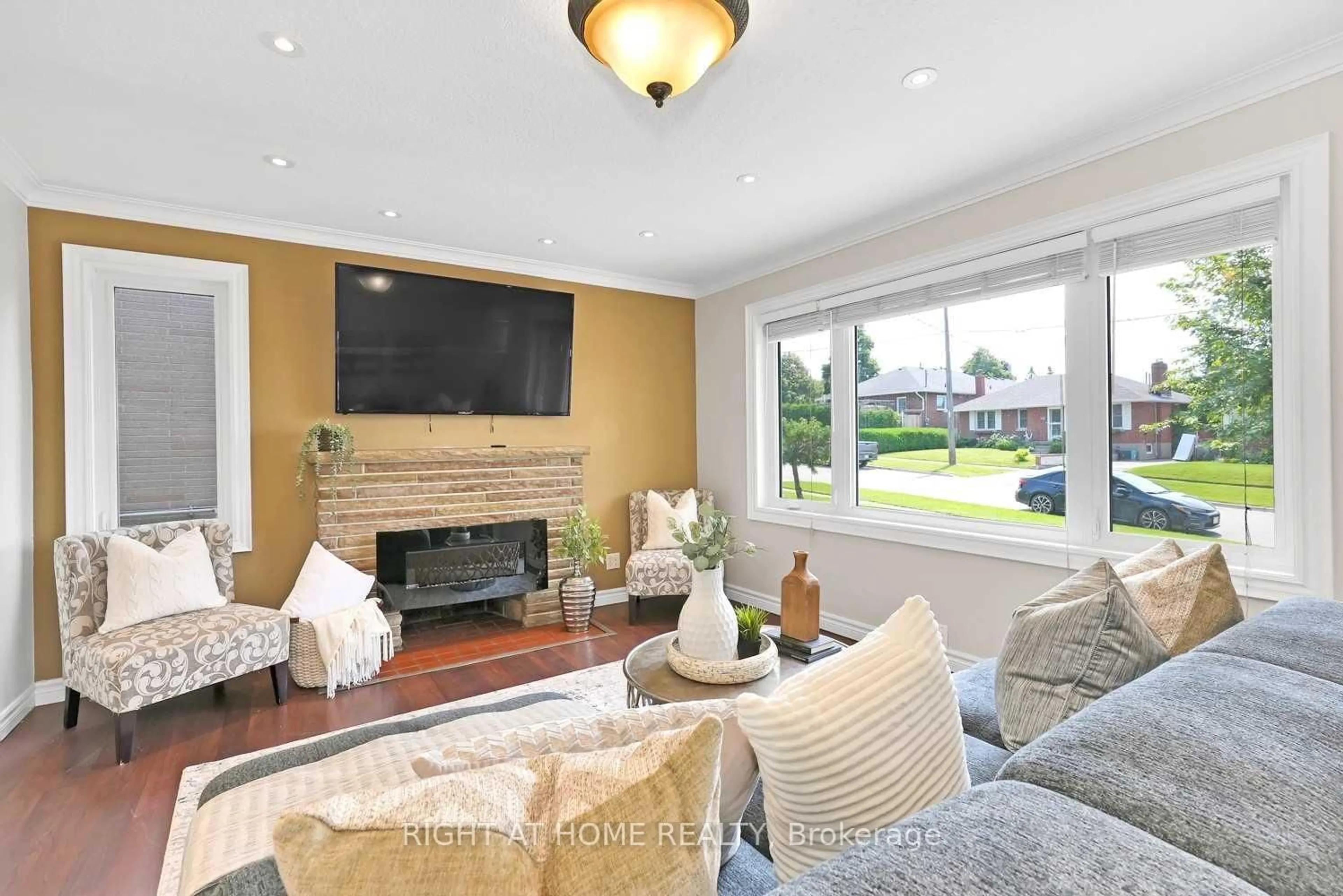 Living room with furniture, unknown for 600 Ridgeway Ave, Oshawa Ontario L1J 2W2