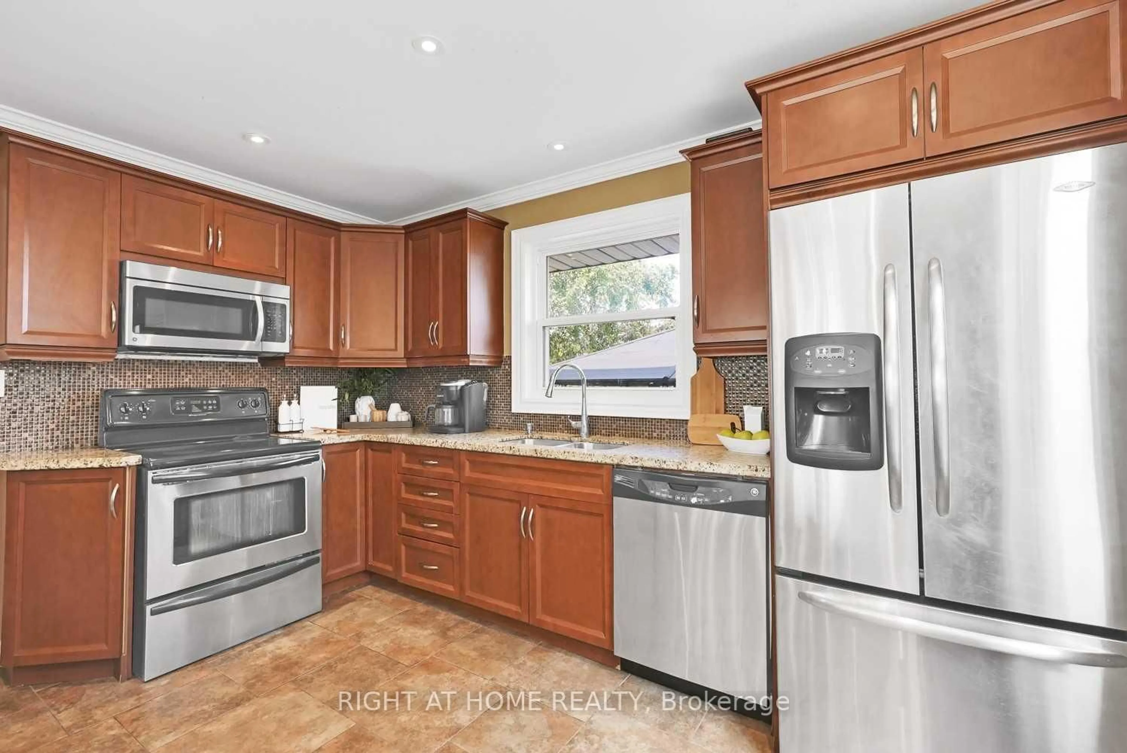 Standard kitchen, ceramic/tile floor for 600 Ridgeway Ave, Oshawa Ontario L1J 2W2