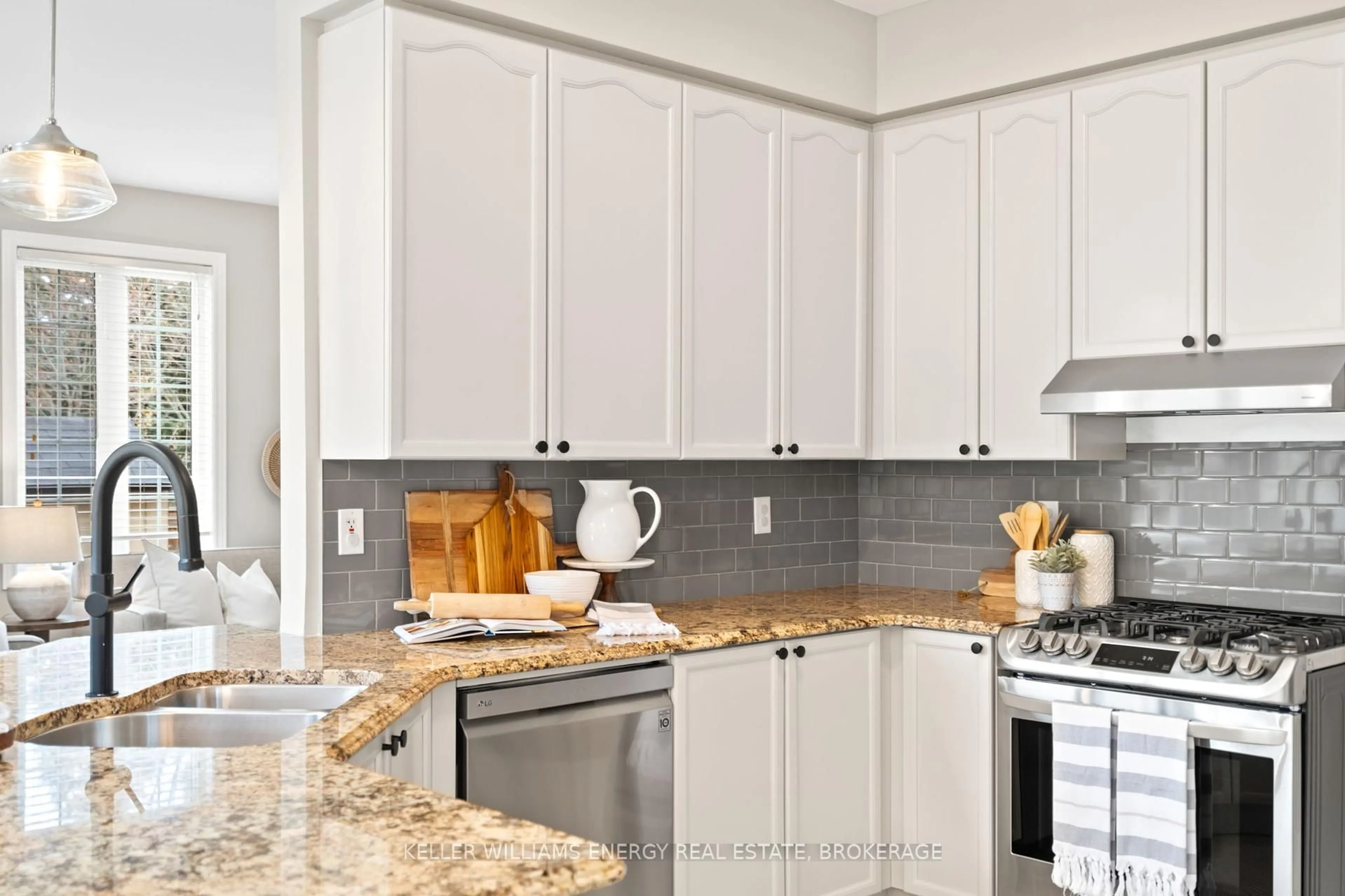 Open concept kitchen, ceramic/tile floor for 12 Preservation Pl, Whitby Ontario L1P 1X9