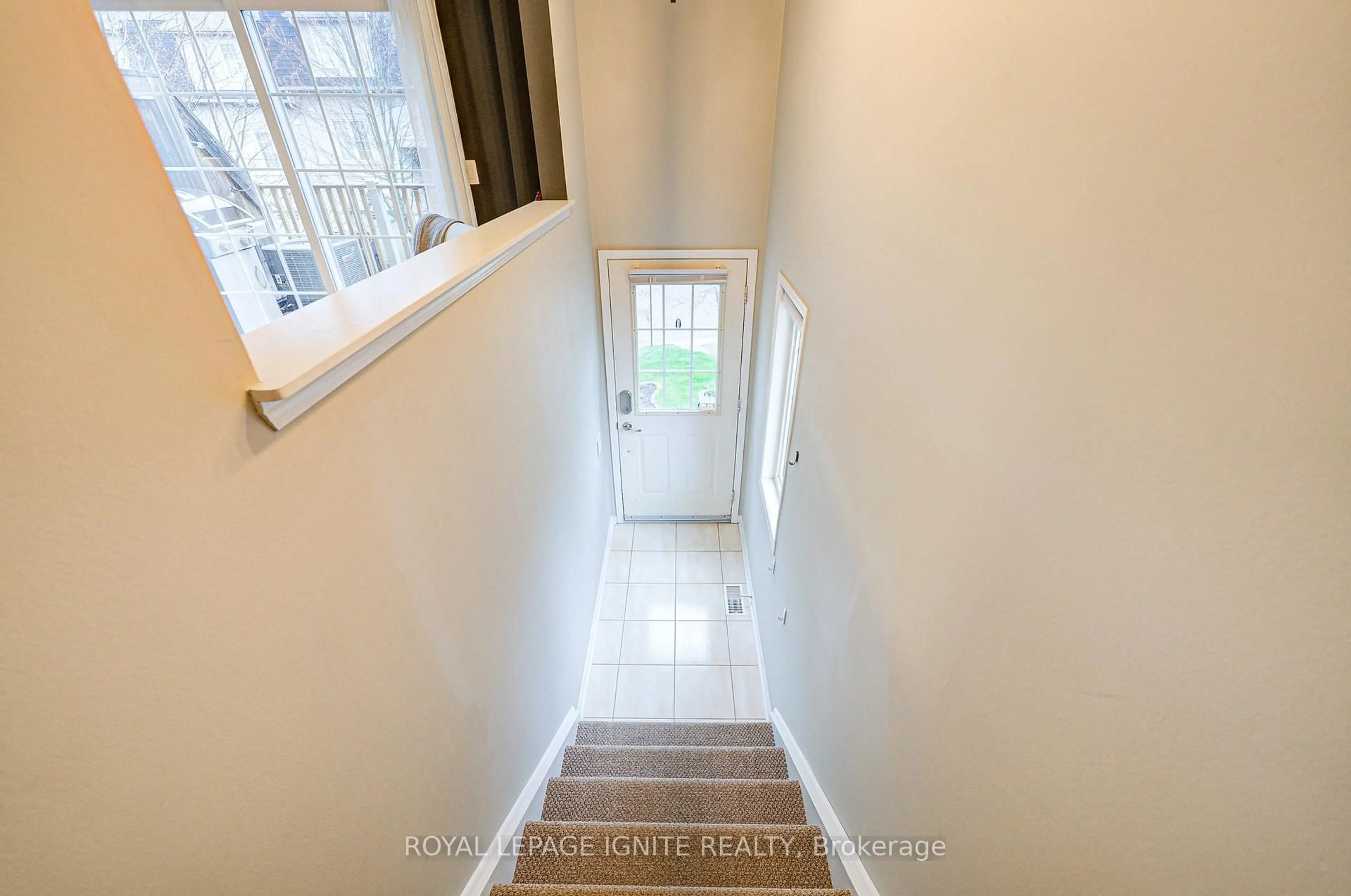 Indoor entryway for 735 Sheppard Ave #17, Pickering Ontario L1V 7K5