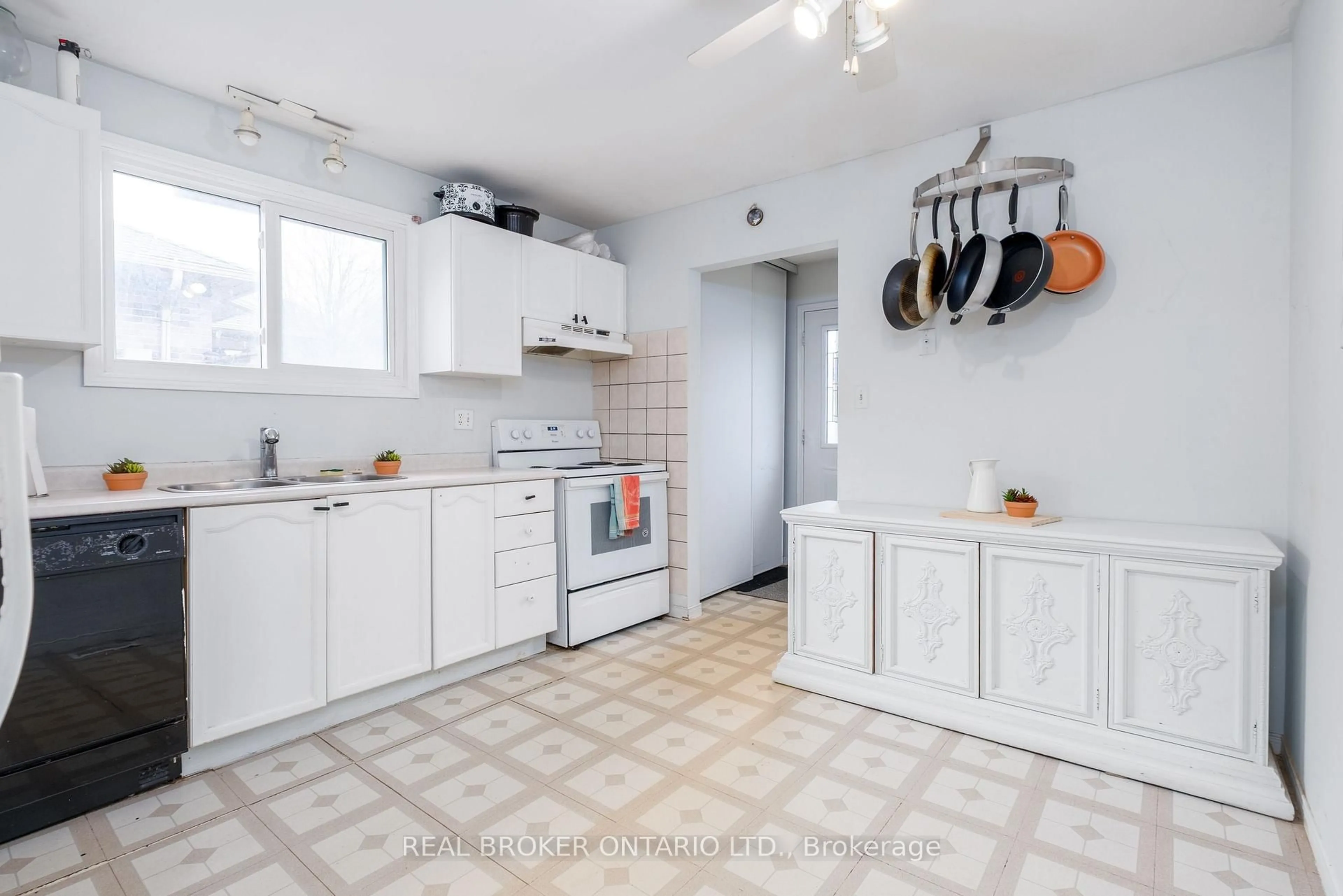 Unknown for 208 Johnson Ave, Whitby Ontario L1N 9B3