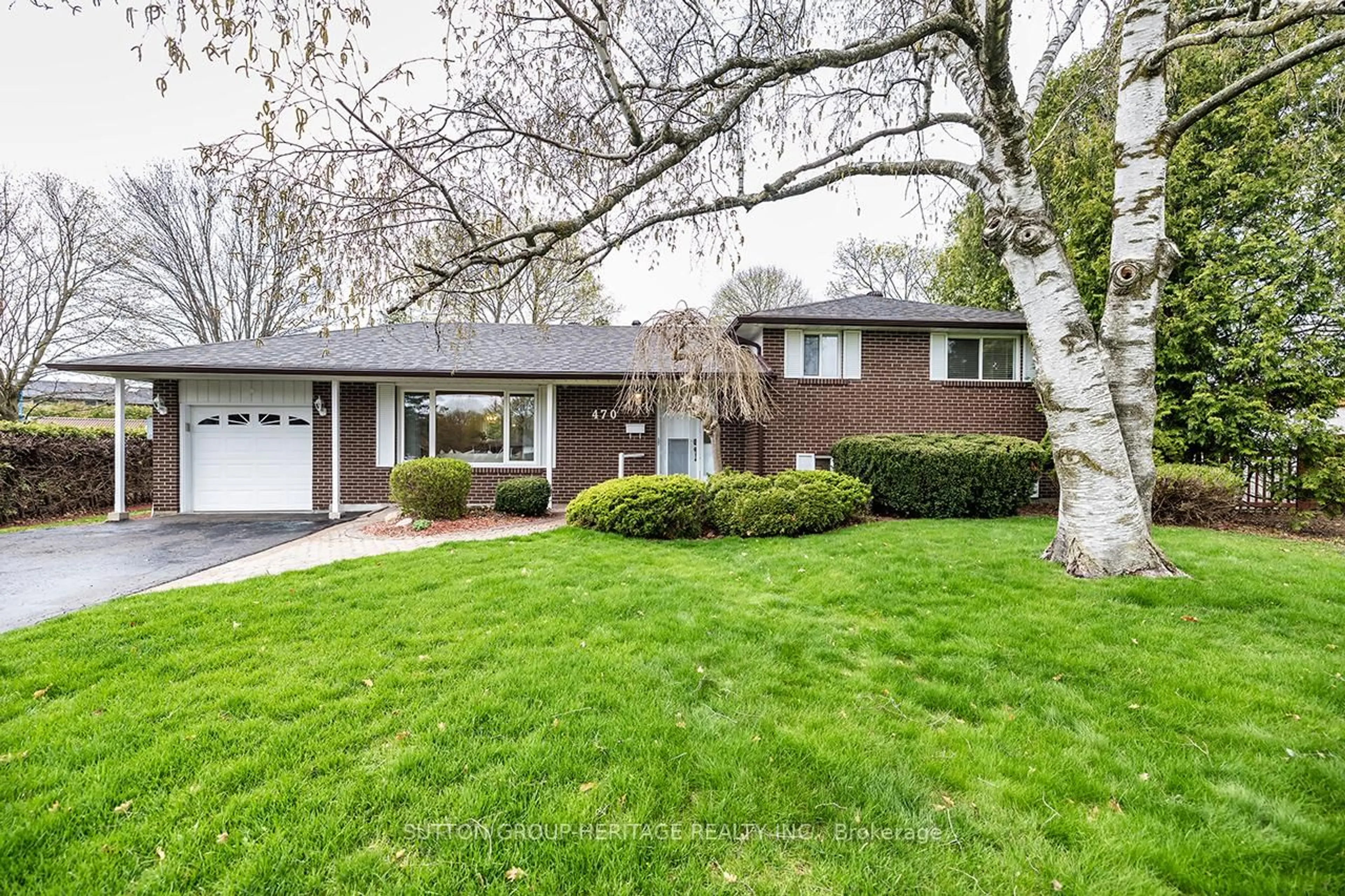 Home with vinyl exterior material, street for 470 Rembrandt Crt, Oshawa Ontario L1G 6B5