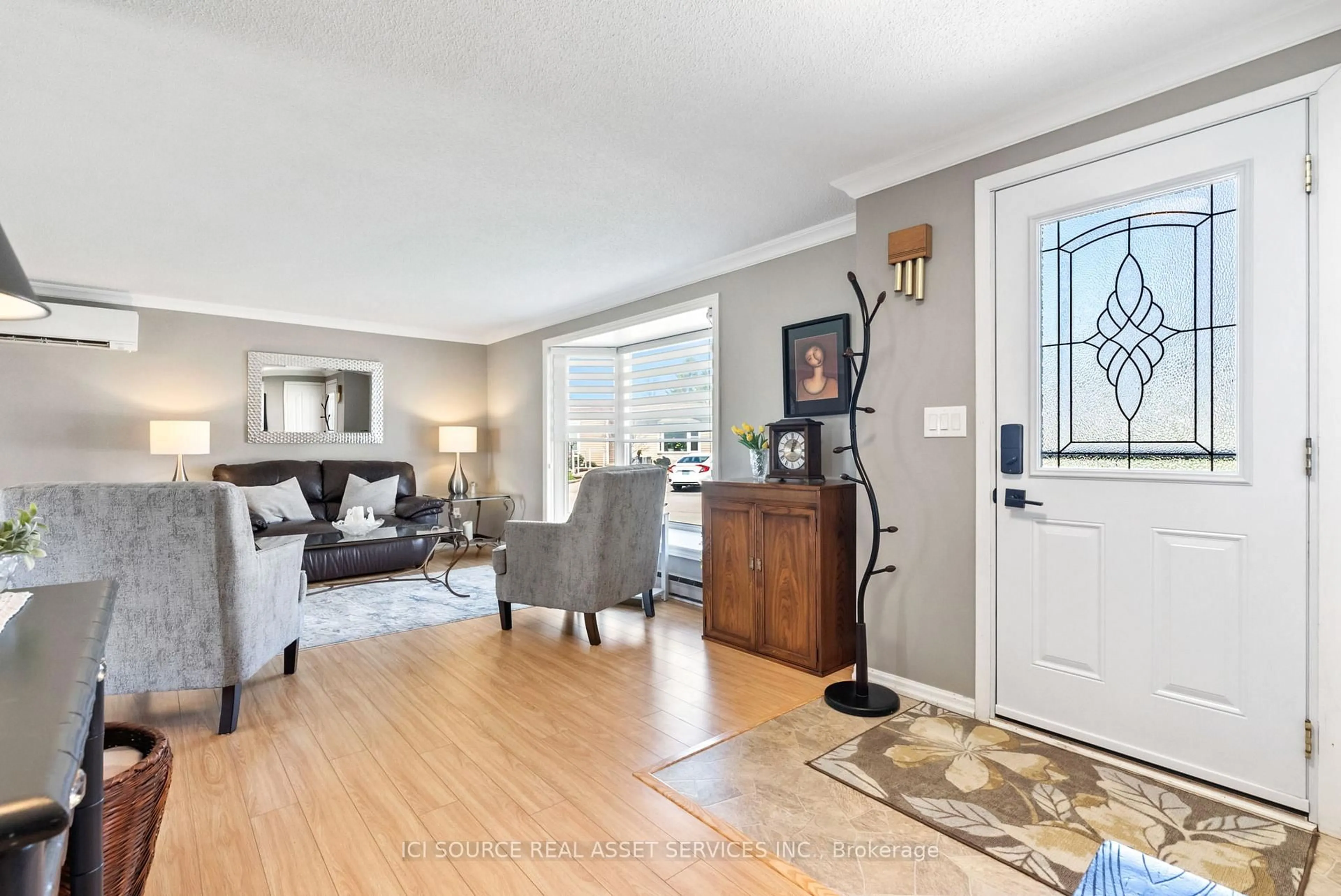 Living room with furniture, unknown for 61 The Cove Rd, Clarington Ontario L1B 1B2