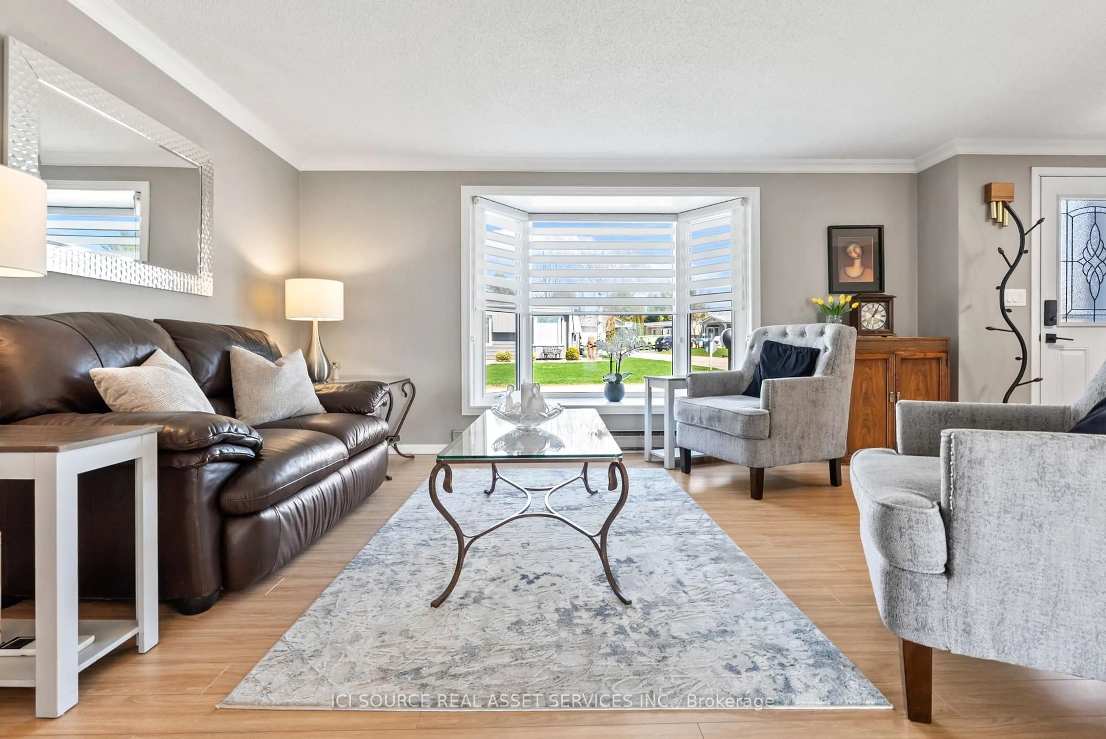 Living room with furniture, unknown for 61 The Cove Rd, Clarington Ontario L1B 1B2
