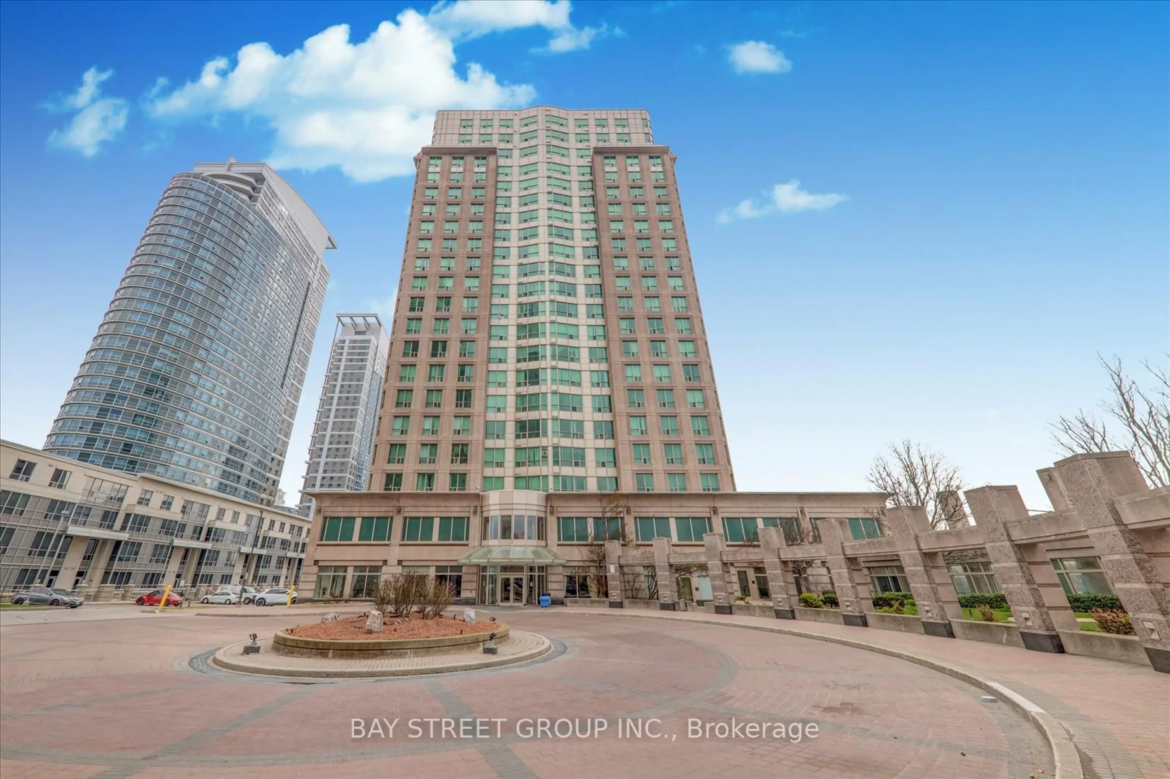 Patio, building for 8 Lee Centre Dr #306, Toronto Ontario M1H 3H8