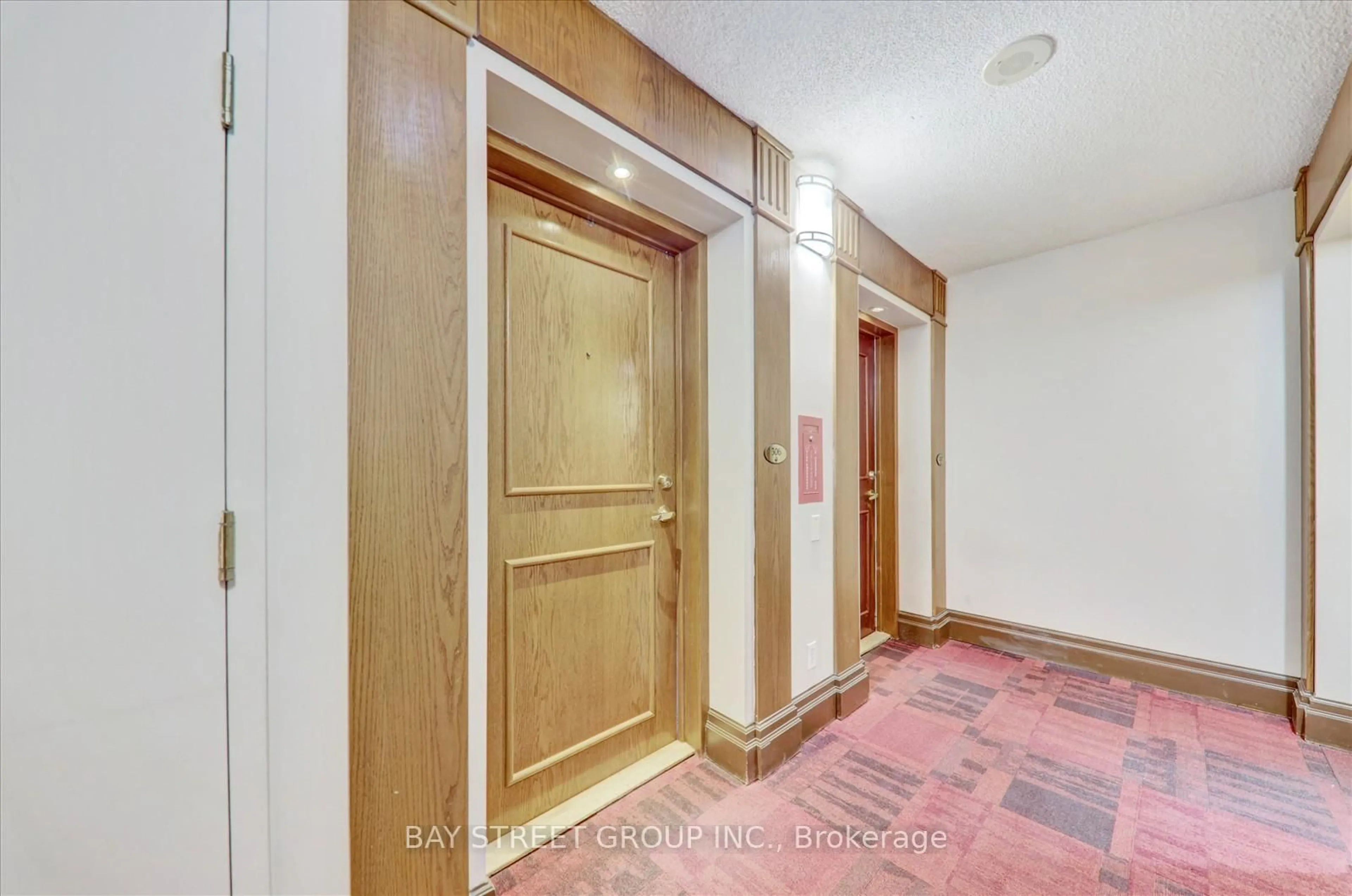 Indoor foyer for 8 Lee Centre Dr #306, Toronto Ontario M1H 3H8