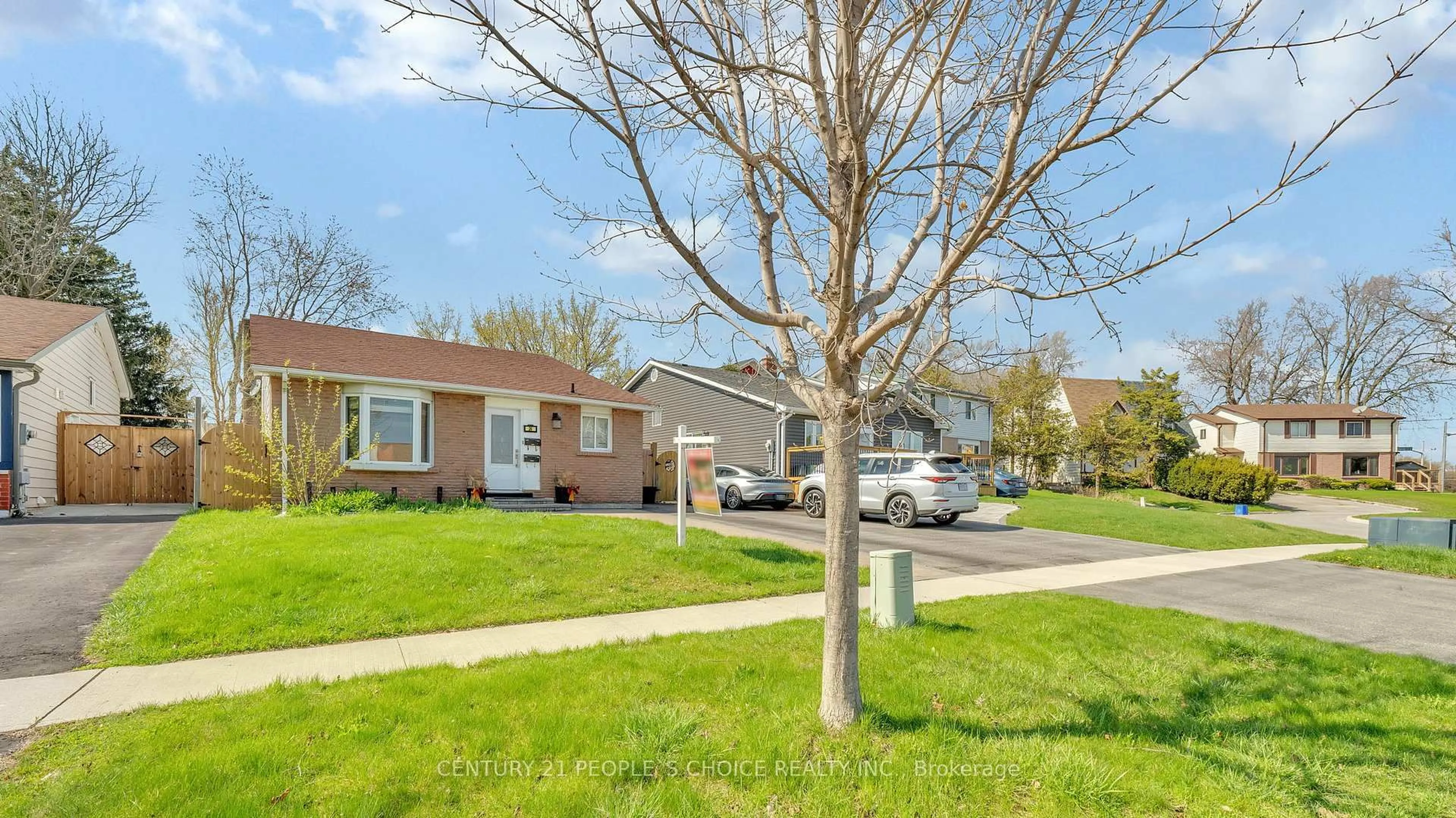 A pic from outside/outdoor area/front of a property/back of a property/a pic from drone, street for 24 Grassmere Crt, Oshawa Ontario L1H 3X4