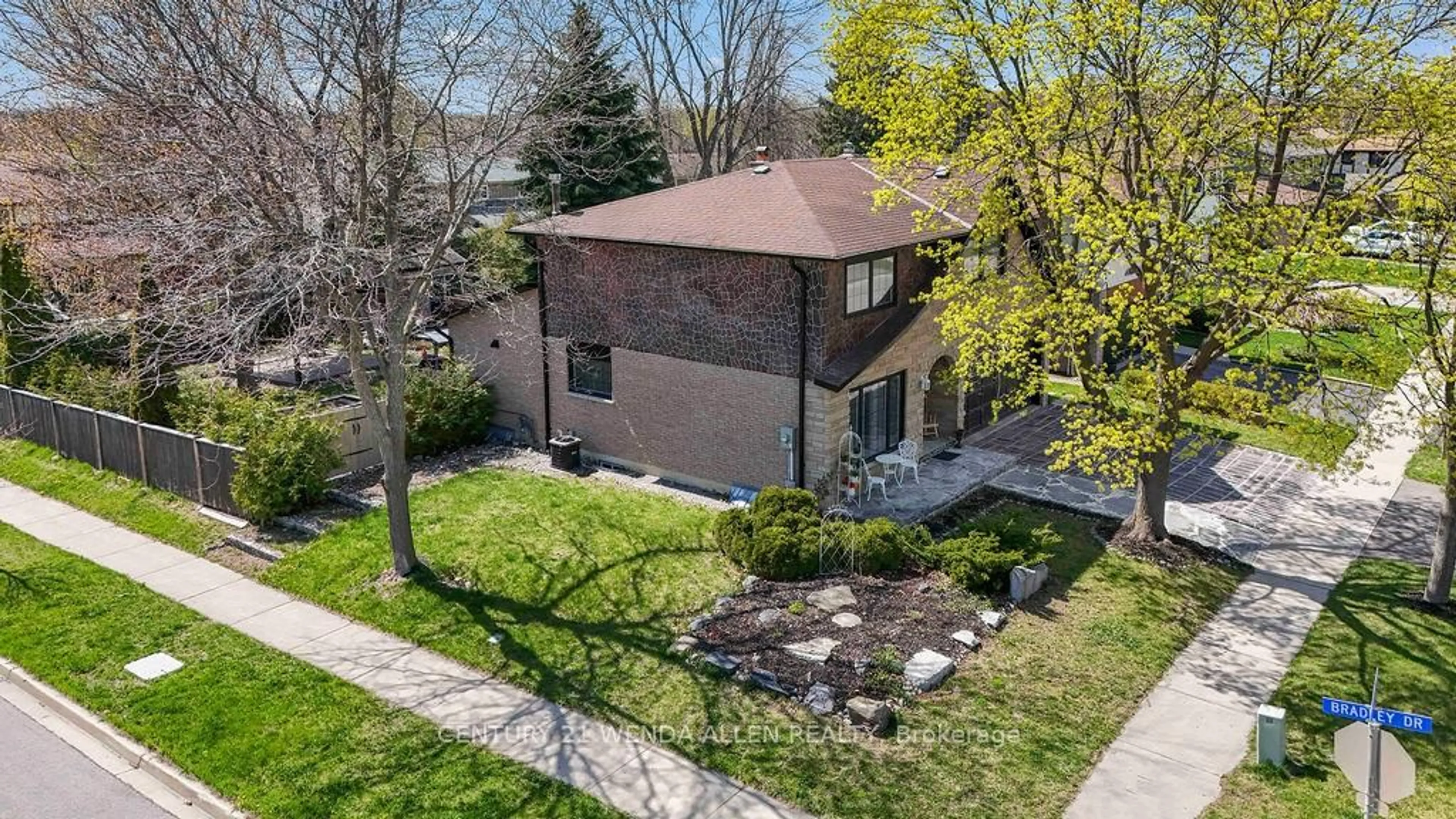 A pic from outside/outdoor area/front of a property/back of a property/a pic from drone, street for 2 Ribblesdale Dr, Whitby Ontario L1N 6K6