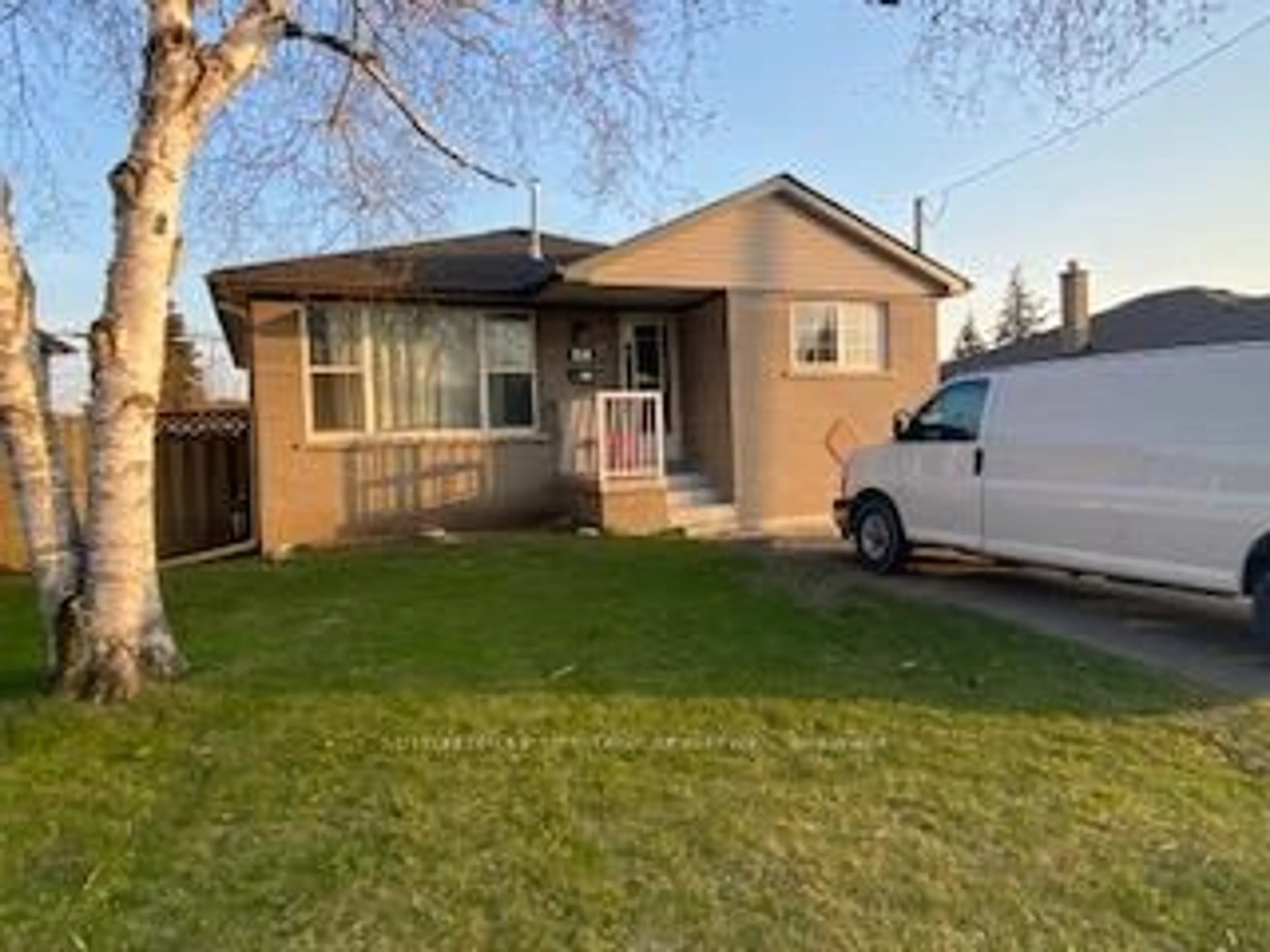 A pic from outside/outdoor area/front of a property/back of a property/a pic from drone, street for 631 Shakespeare Ave, Oshawa Ontario L1H 3H8