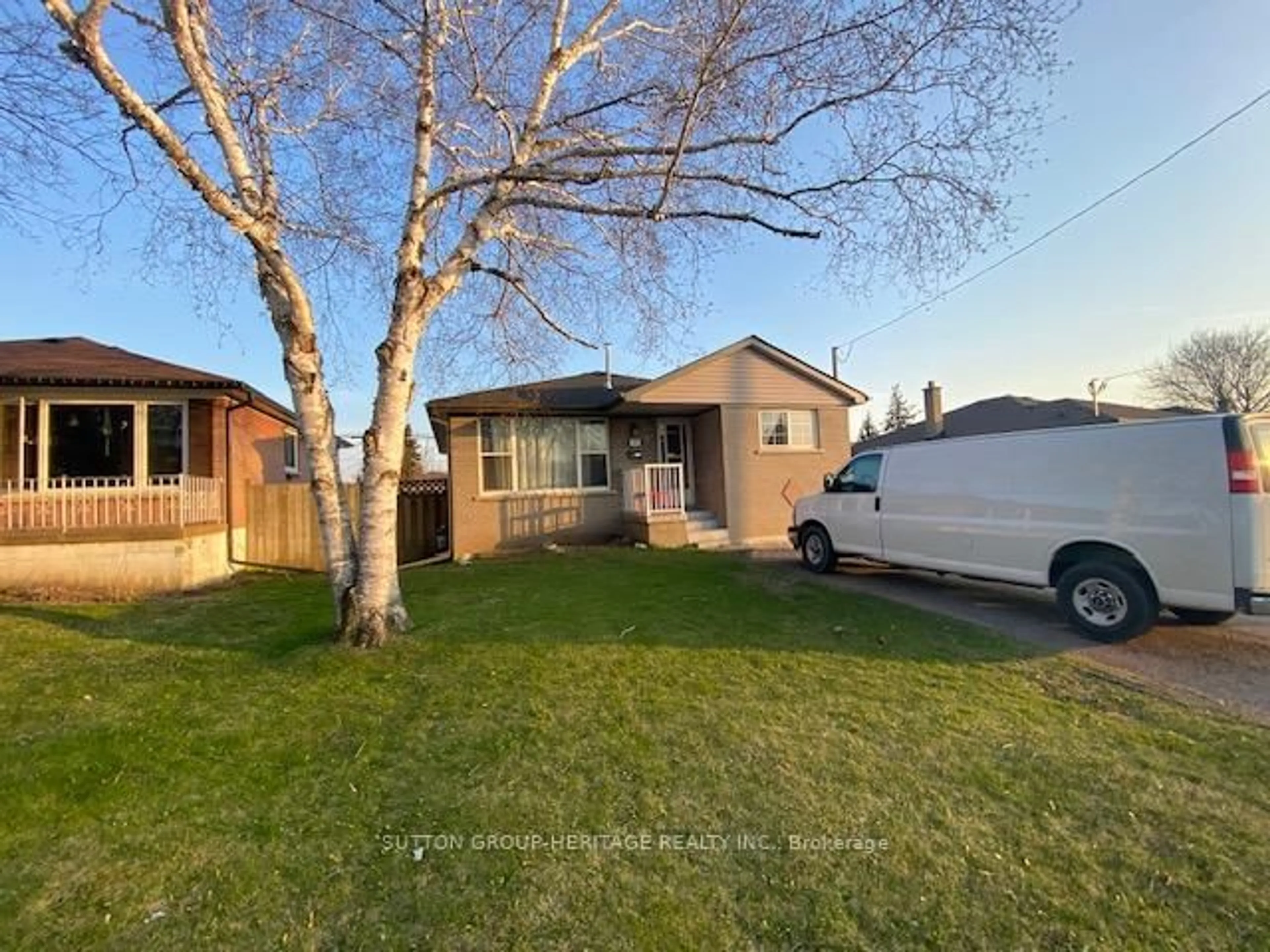 A pic from outside/outdoor area/front of a property/back of a property/a pic from drone, street for 631 Shakespeare Ave, Oshawa Ontario L1H 3H8
