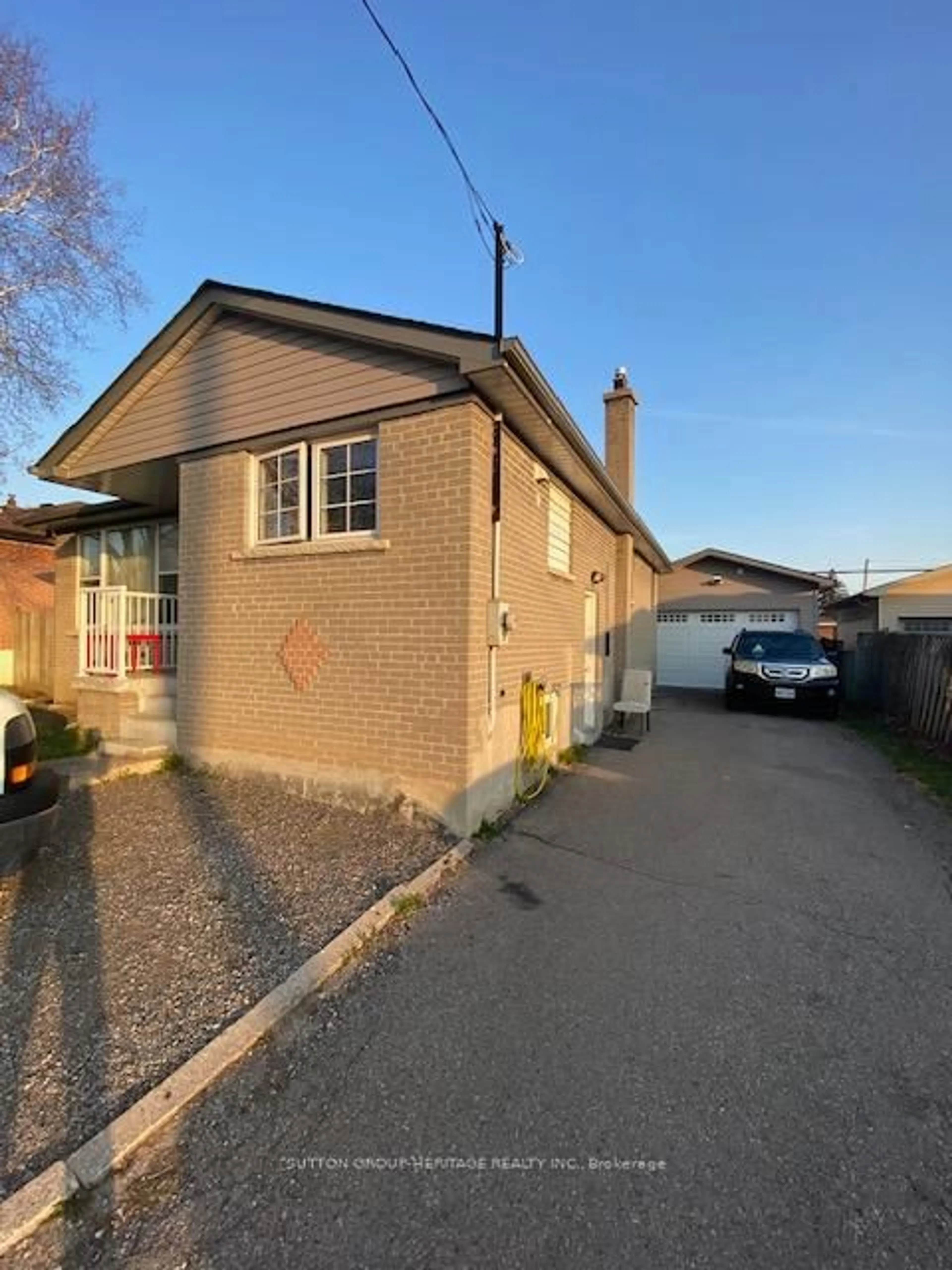 A pic from outside/outdoor area/front of a property/back of a property/a pic from drone, street for 631 Shakespeare Ave, Oshawa Ontario L1H 3H8