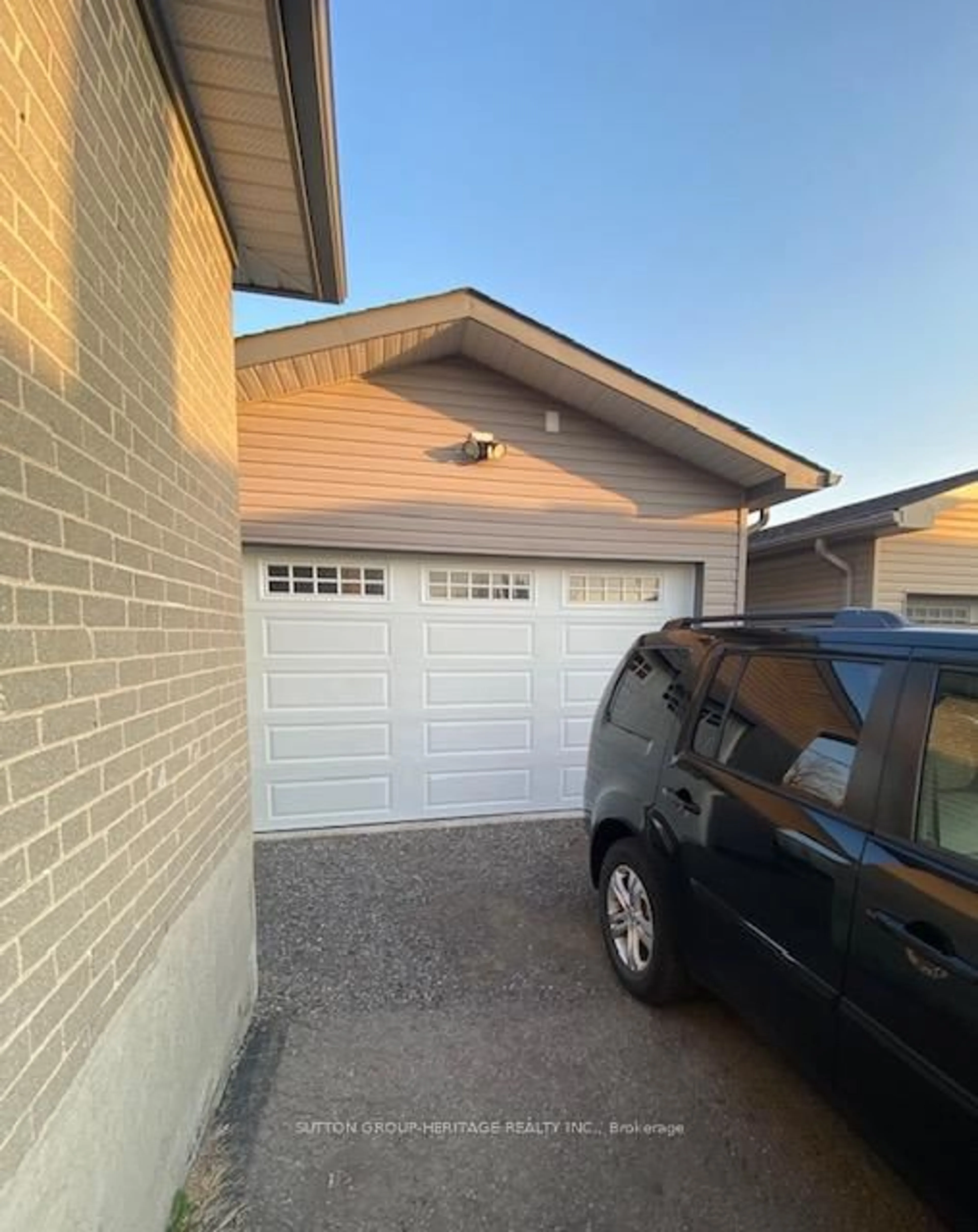 Indoor garage for 631 Shakespeare Ave, Oshawa Ontario L1H 3H8