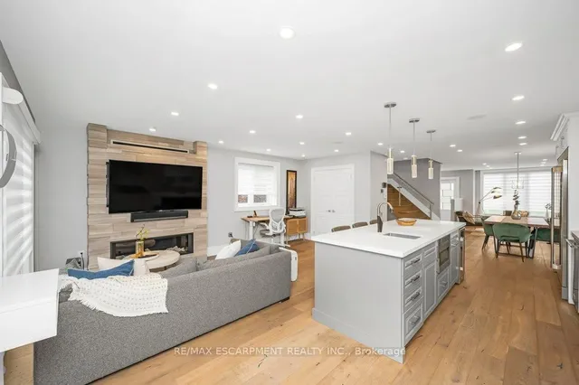 Additional property image - 820 Cosburn Ave