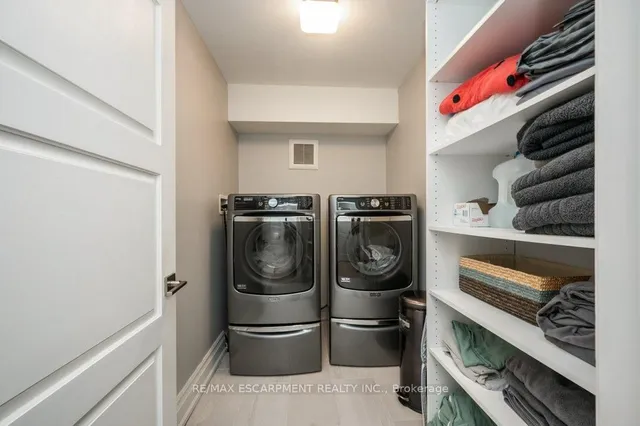 Additional property image - 820 Cosburn Ave