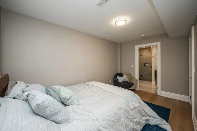 Additional property image - 820 Cosburn Ave