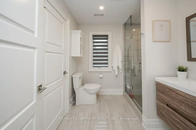 Additional property image - 820 Cosburn Ave