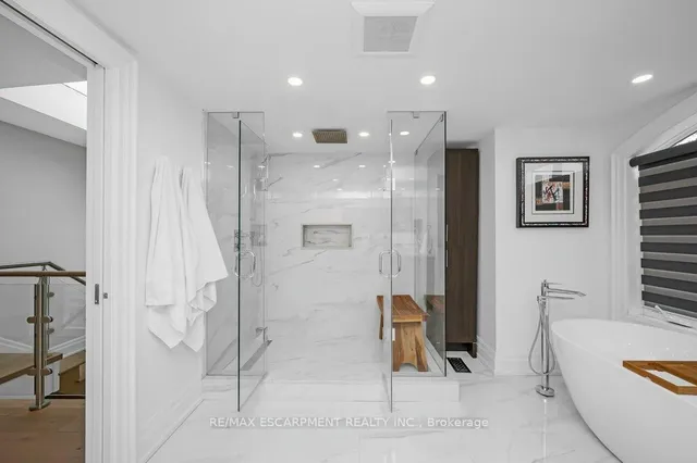 Additional property image - 820 Cosburn Ave