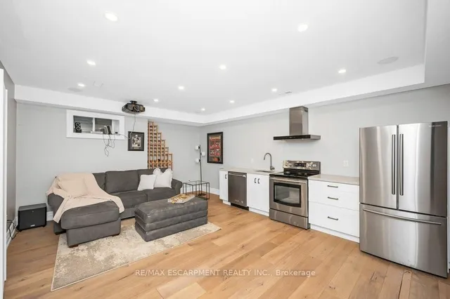 Additional property image - 820 Cosburn Ave