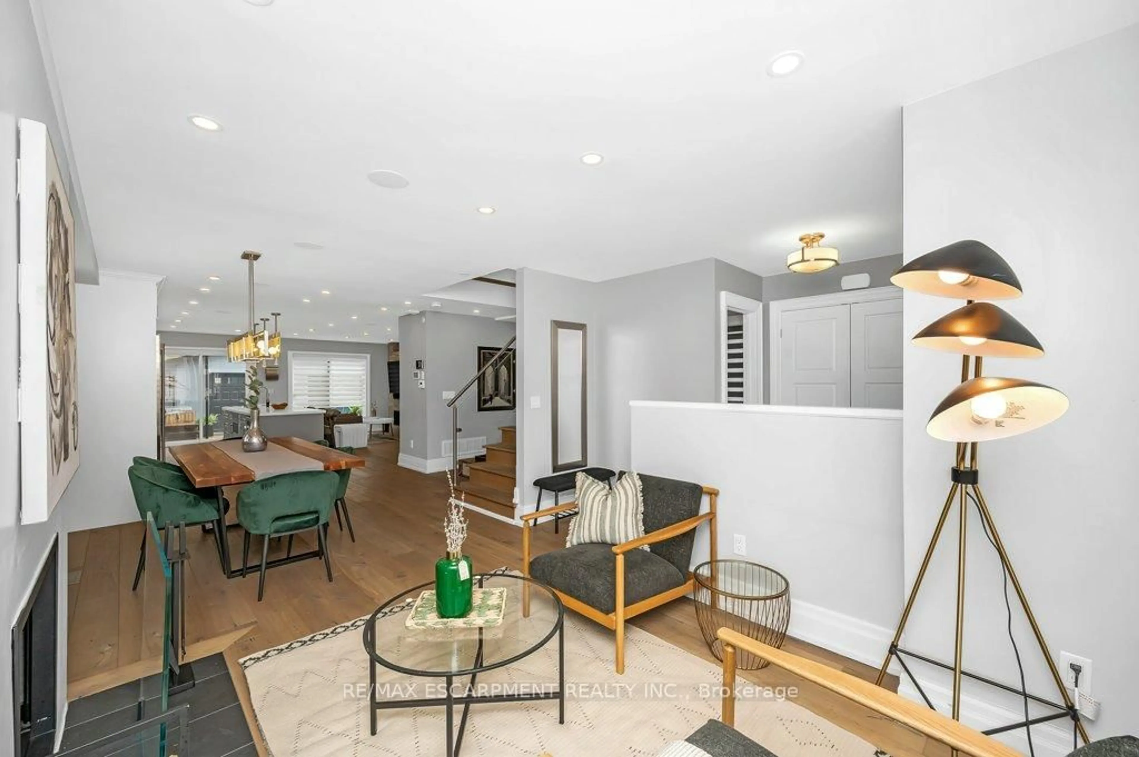 Unknown for 820 Cosburn Ave, Toronto Ontario M4C 2W1
