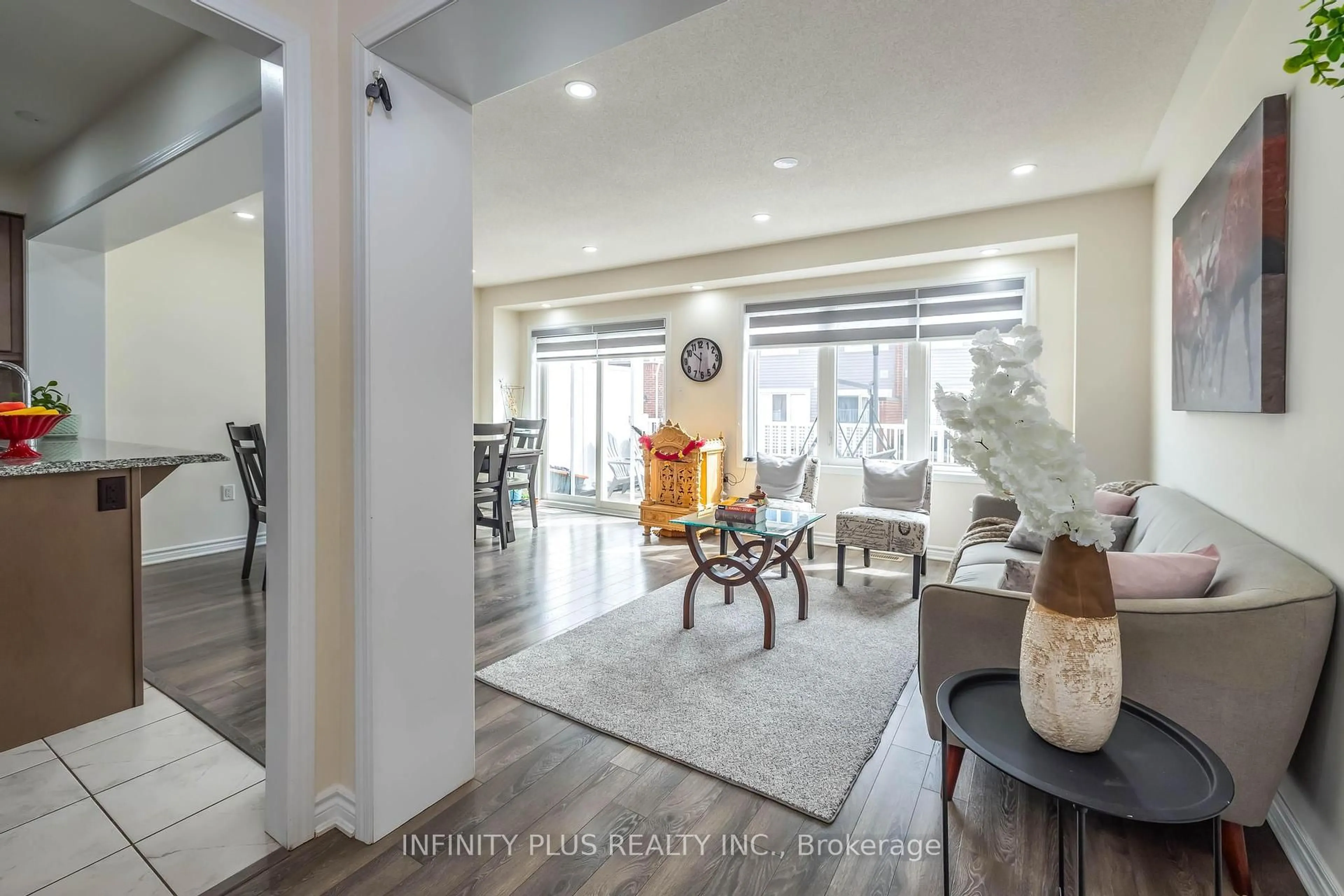 Indoor entryway for 2791 Sapphire Dr, Pickering Ontario L1X 0G1