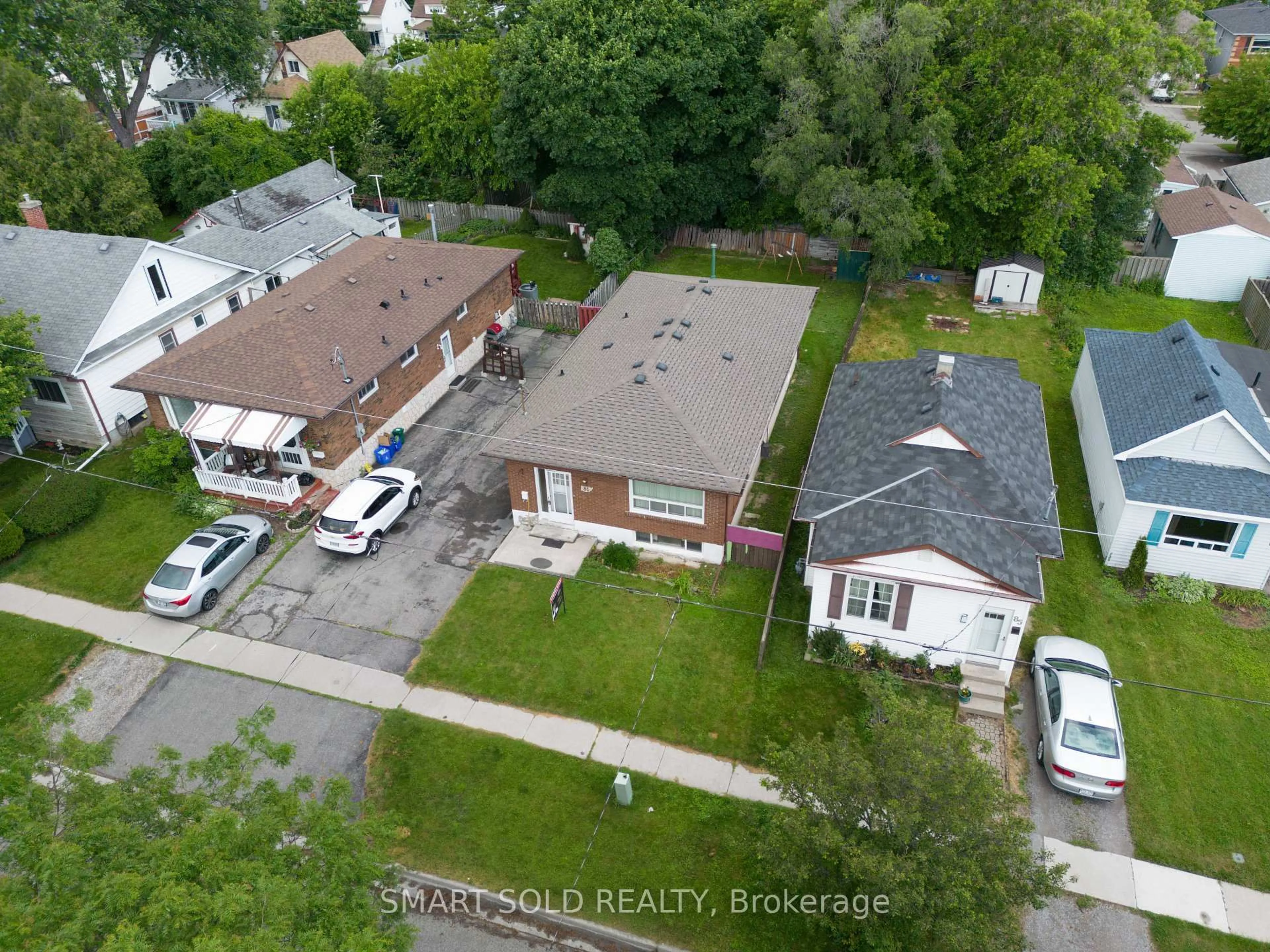 A pic from outside/outdoor area/front of a property/back of a property/a pic from drone, street for 81 Cromwell Ave, Oshawa Ontario L1J 4T5