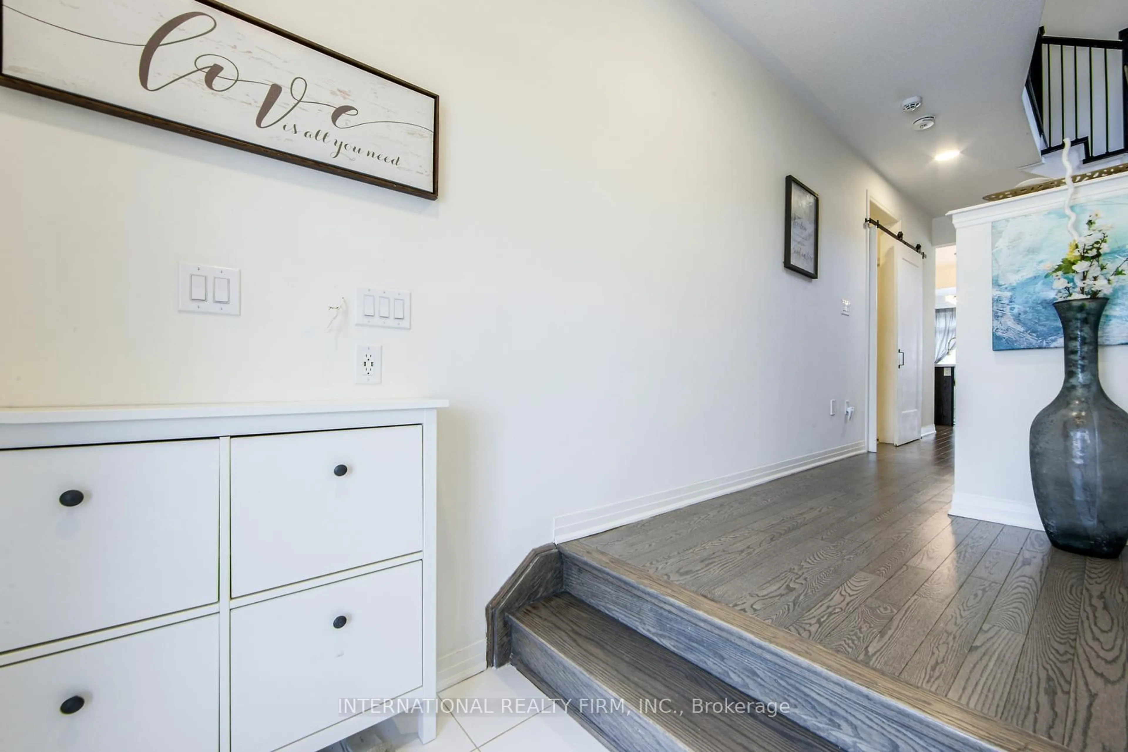 Indoor entryway for 18 Larkin Lane, Clarington Ontario L1C 2W3