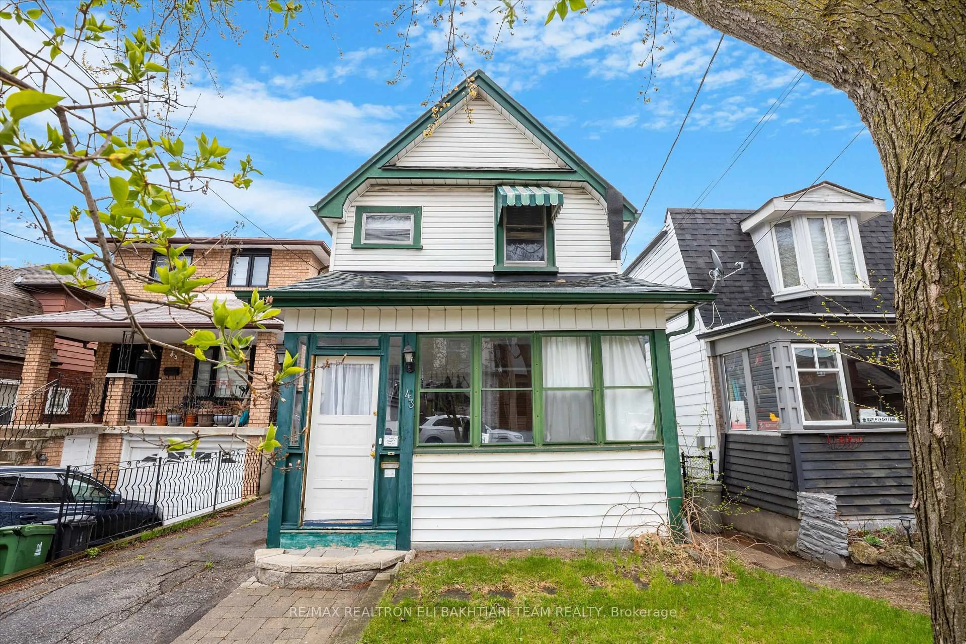 Home with vinyl exterior material, street for 43 King Edward Ave, Toronto Ontario M4C 5J5