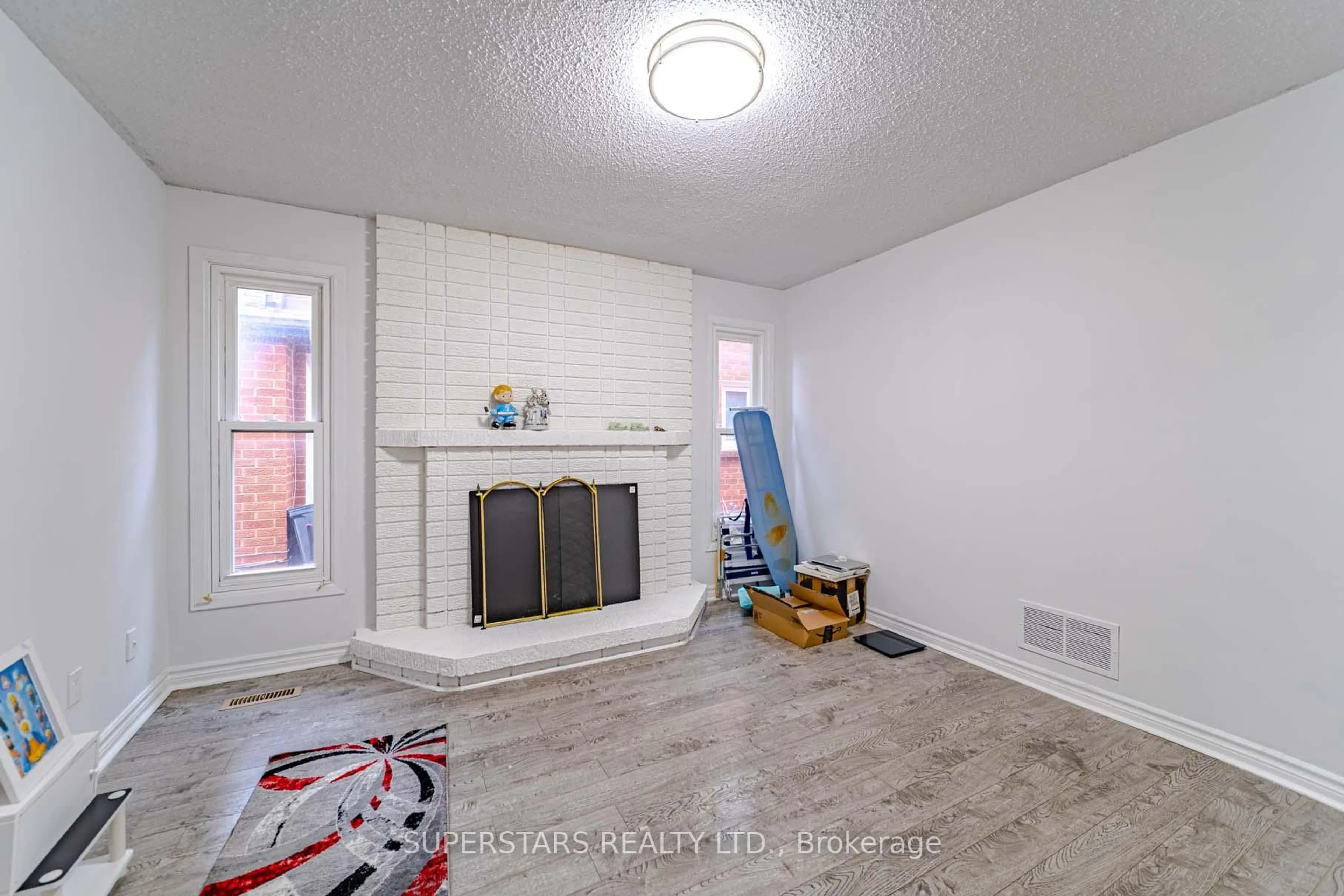 A pic of a room for 23 Lord Sydenham Crt, Toronto Ontario M1W 3S4