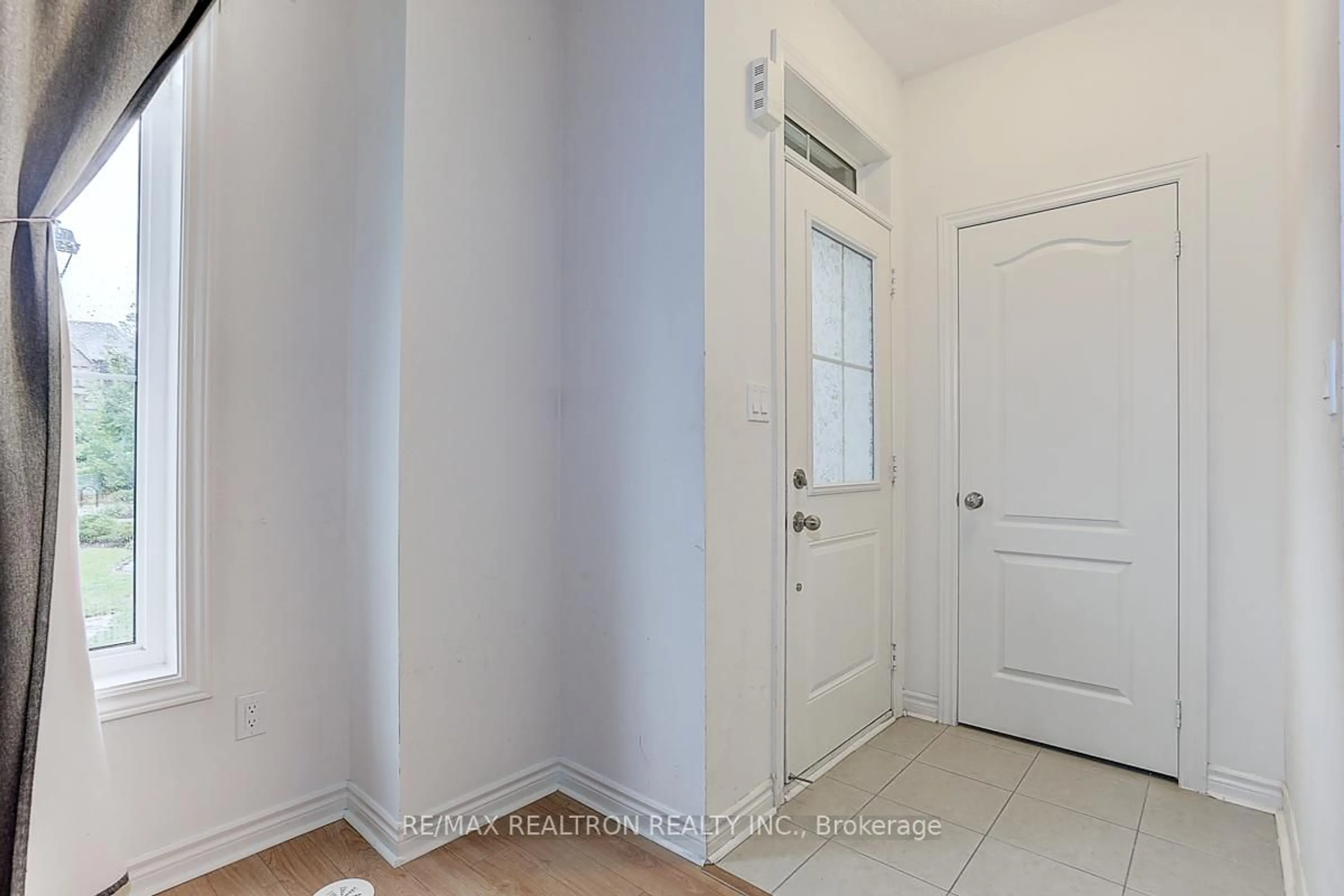 Indoor entryway for 8 Eaton Park Lane #18, Toronto Ontario M1W 0A5