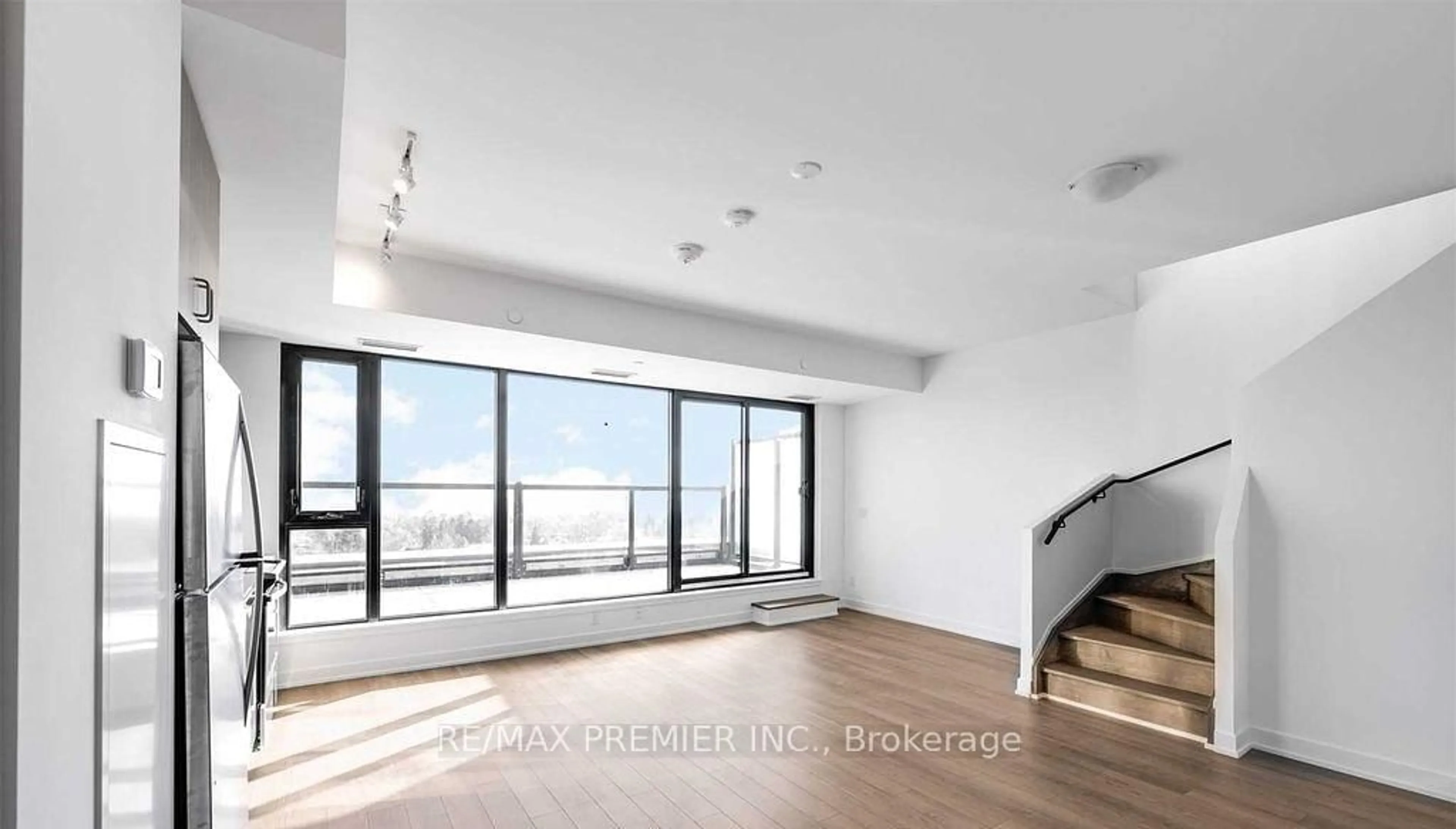 Indoor foyer for 2799 Kingston Rd #922, Toronto Ontario M1N 1N1