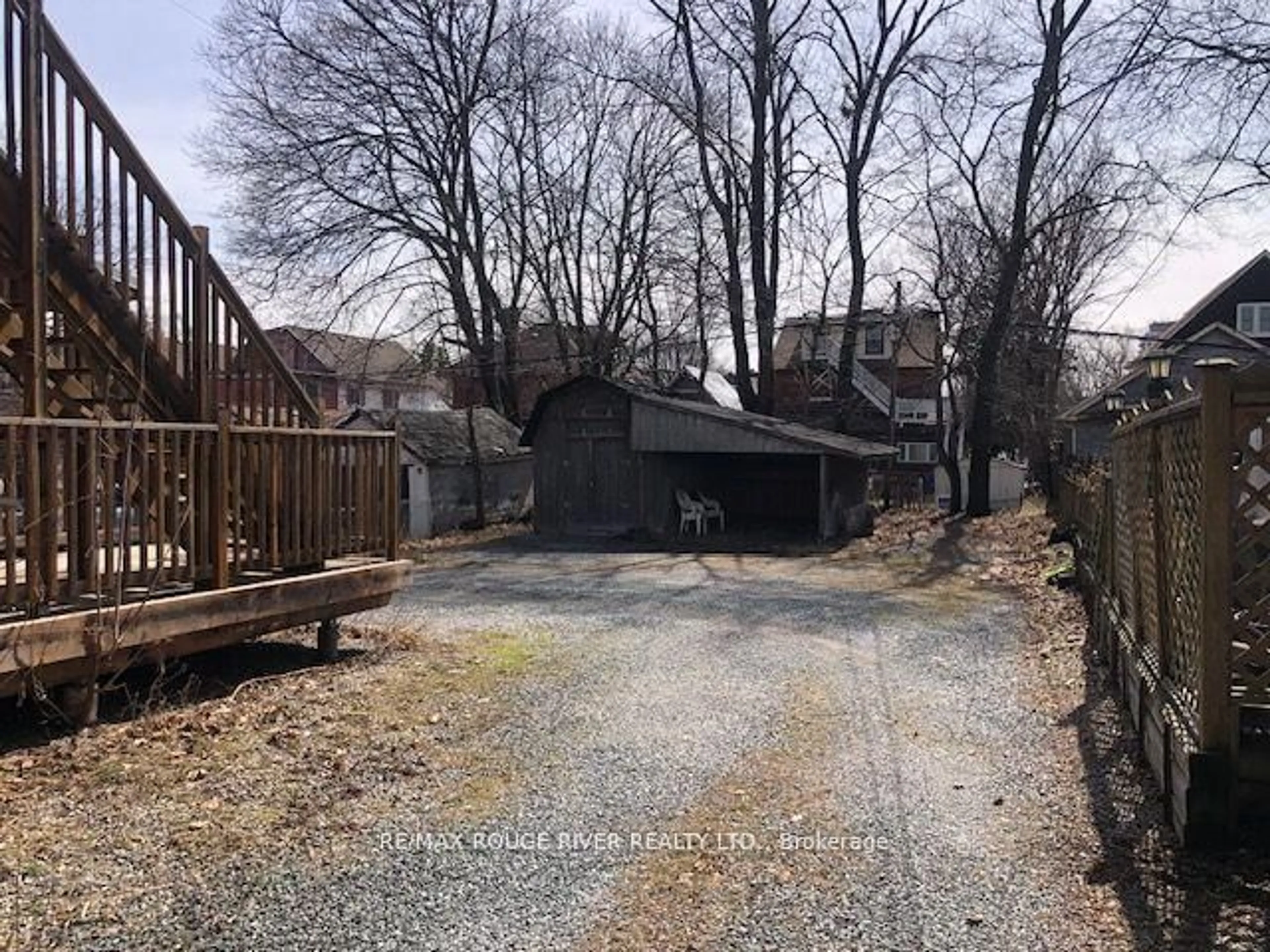 A pic from outside/outdoor area/front of a property/back of a property/a pic from drone, street for 115 Agnes St, Oshawa Ontario L1G 1V3