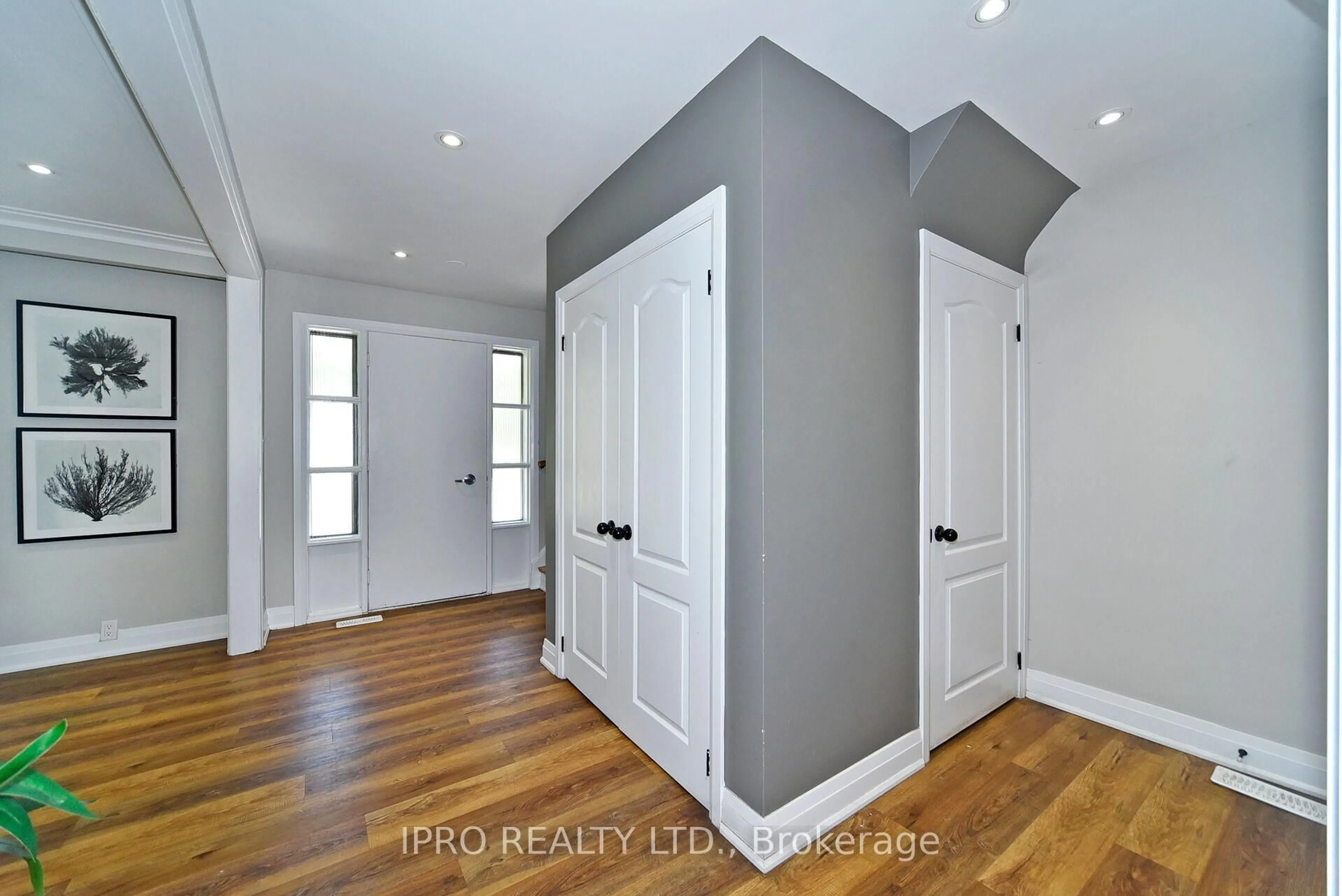 Indoor entryway for 37 Marcella St, Toronto Ontario M1G 1K9