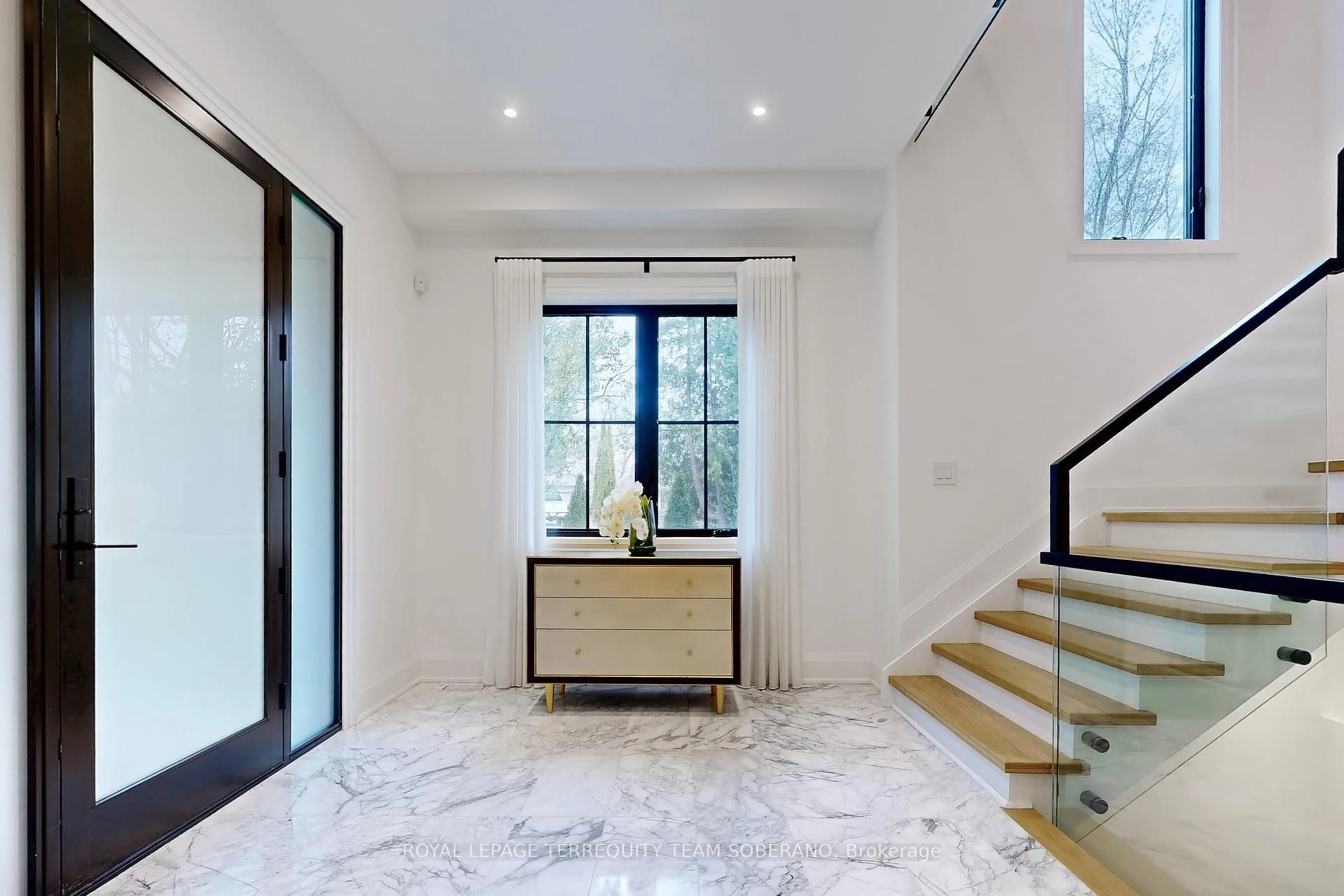 Indoor foyer for 308 Ridgewood Rd, Toronto Ontario M1C 2X2